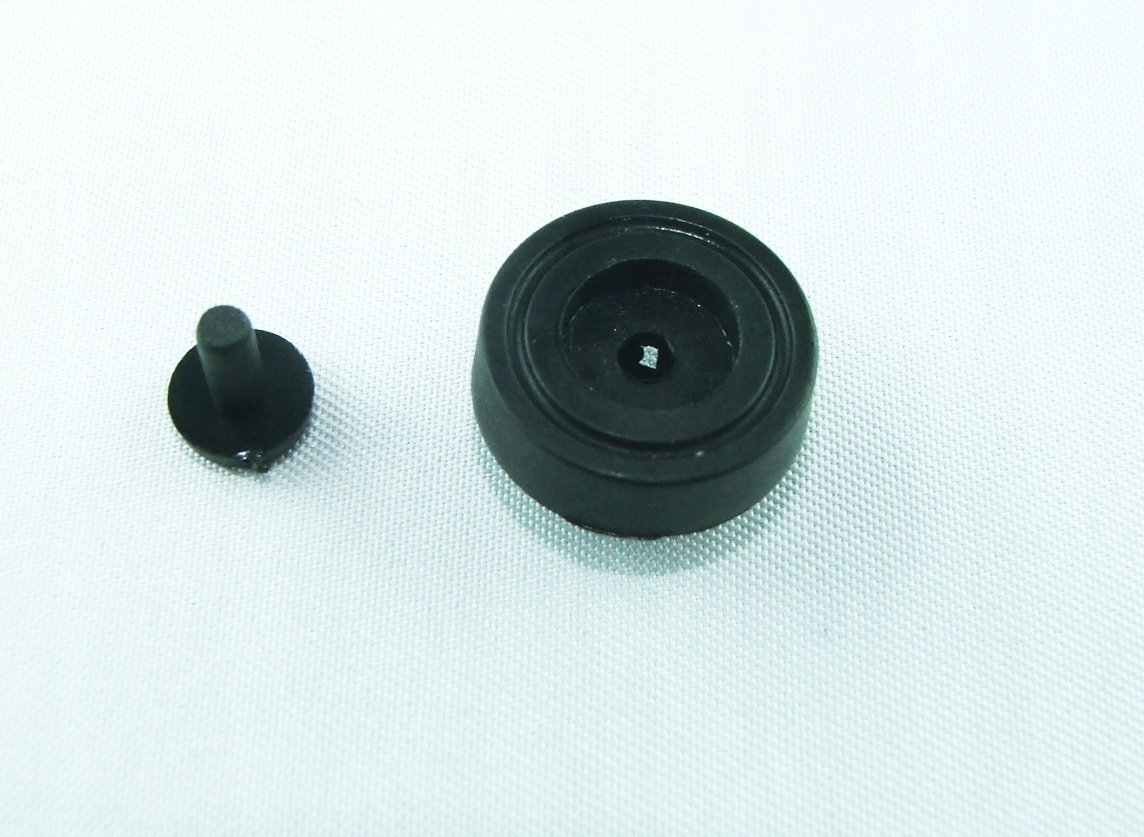 NÓŻKA Z TWORZYWA CZARNA 15mm WCISKANA