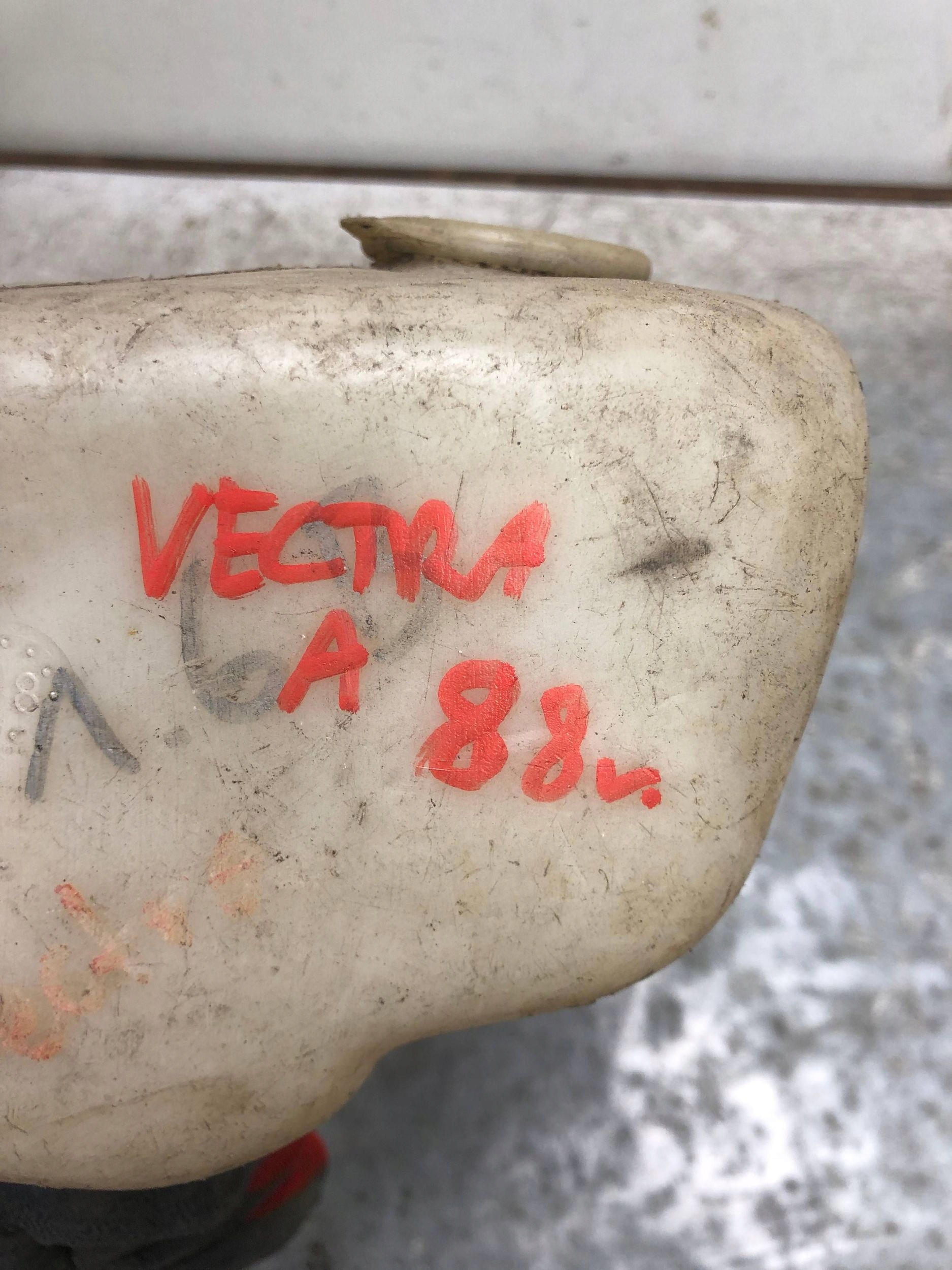washer fluid tank OPEL VECTRA A 1105895