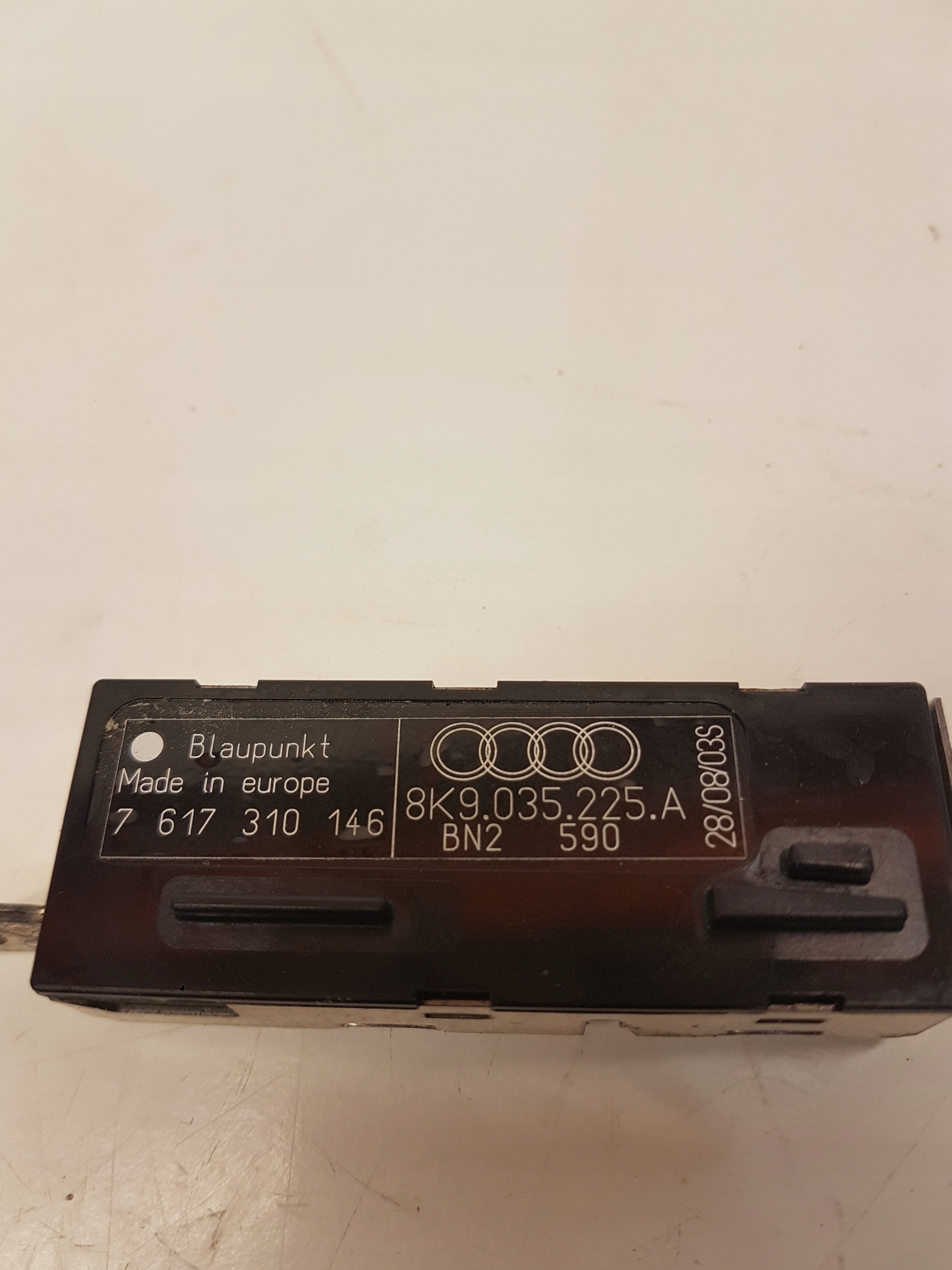 WZMACNIACZ ANTENOWY AUDI A4 B8 A5 Q5 8K9035225A Producent części Audi OE