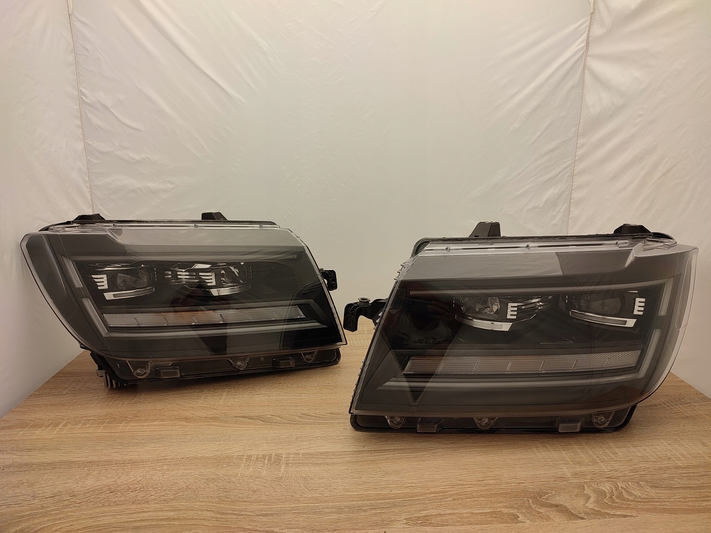 VW CRAFTER 7C1 FULL LED CZARNY ŚRODEK KOMPLET EUR