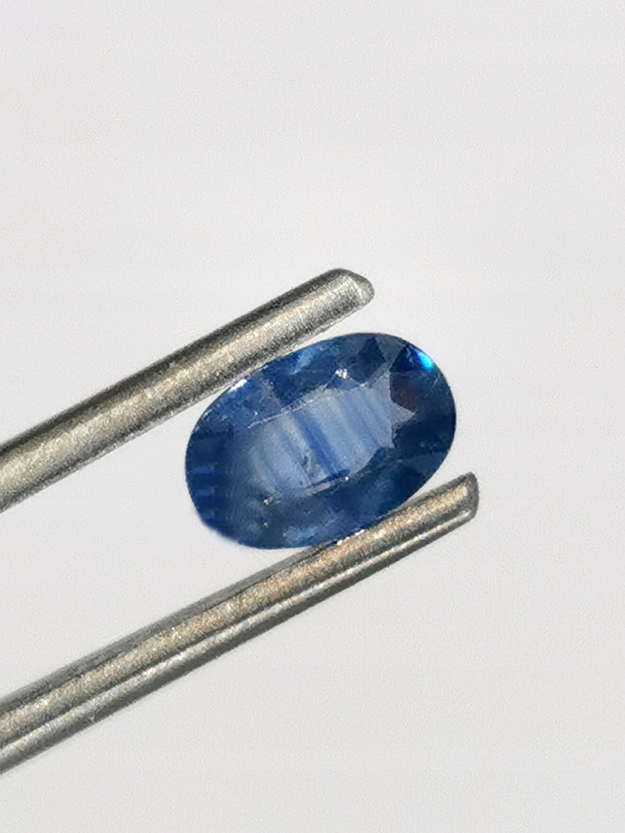 přírodní oválné safíry 6,0 mm x 4,0 mm