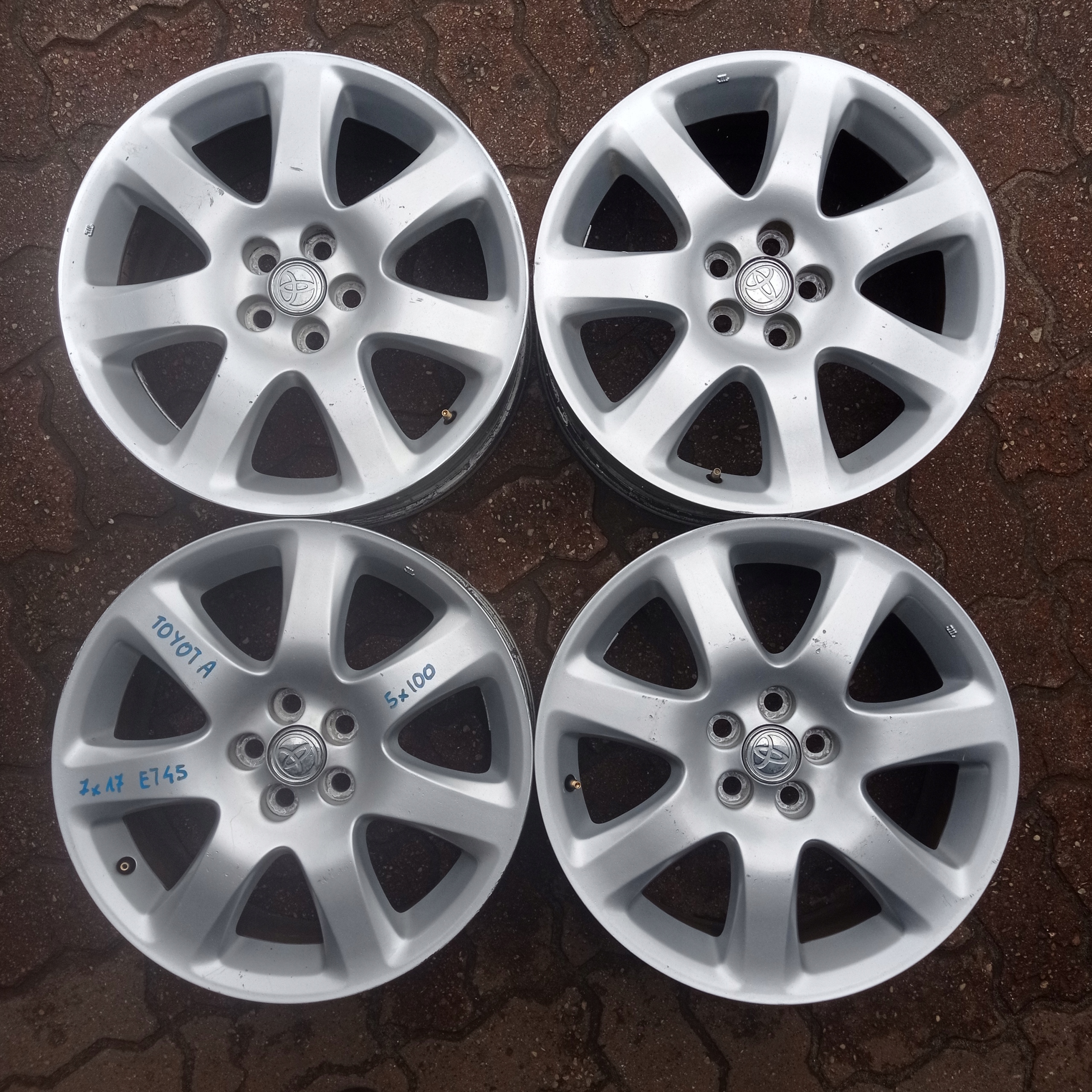 4 АЛЮМІНІЄВЕ TOYOTA AVENSIS ЦІЛИКАx17 ET45x100