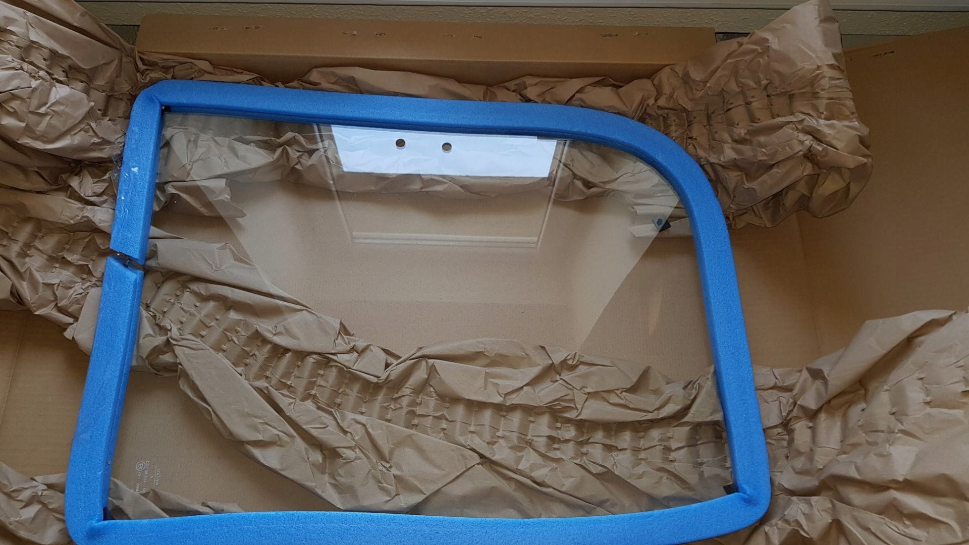 896 - СТЕКЛО КАБИНЫ BT БОКОВОЕ LH PR № 86