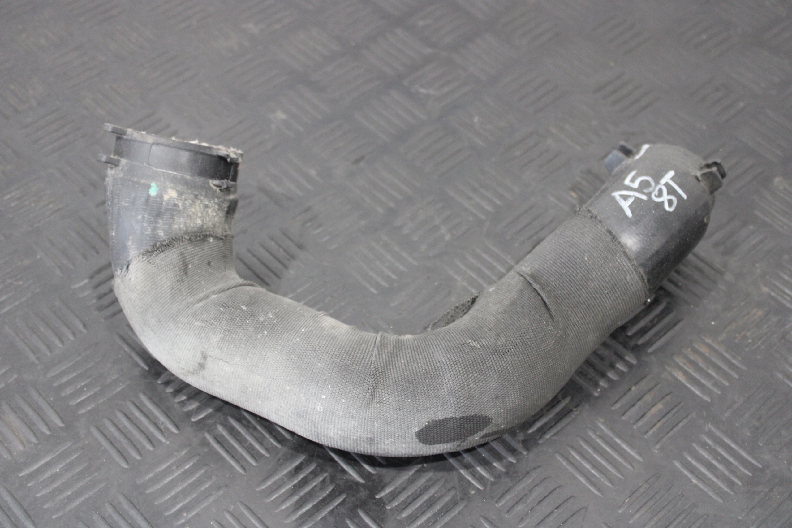 hadice vedení intercoolera AUDI A5 8T 8T0 COUPE