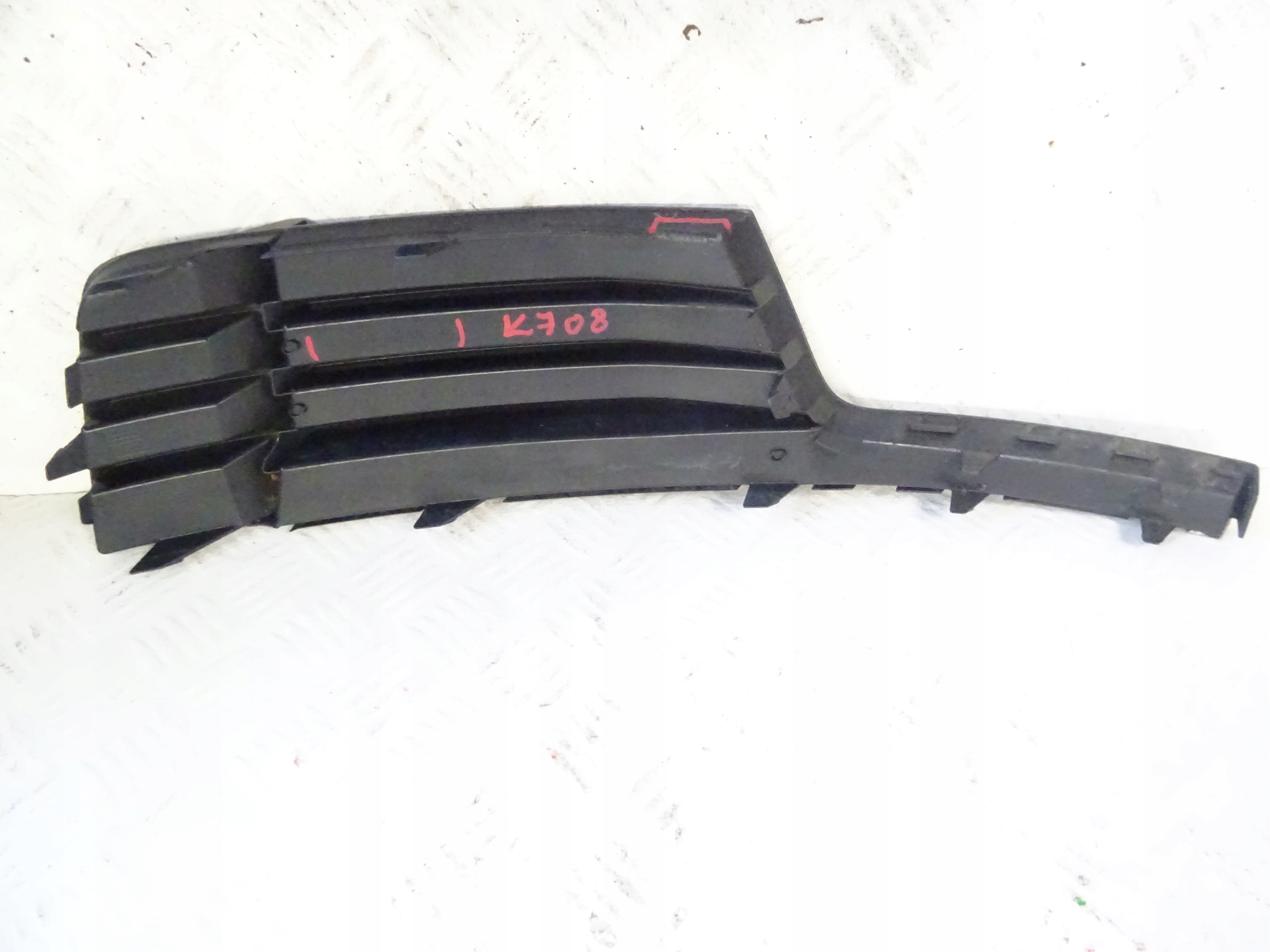 grid of a bumper front front left AUDI A3 8V LIFT 8V3807681AA