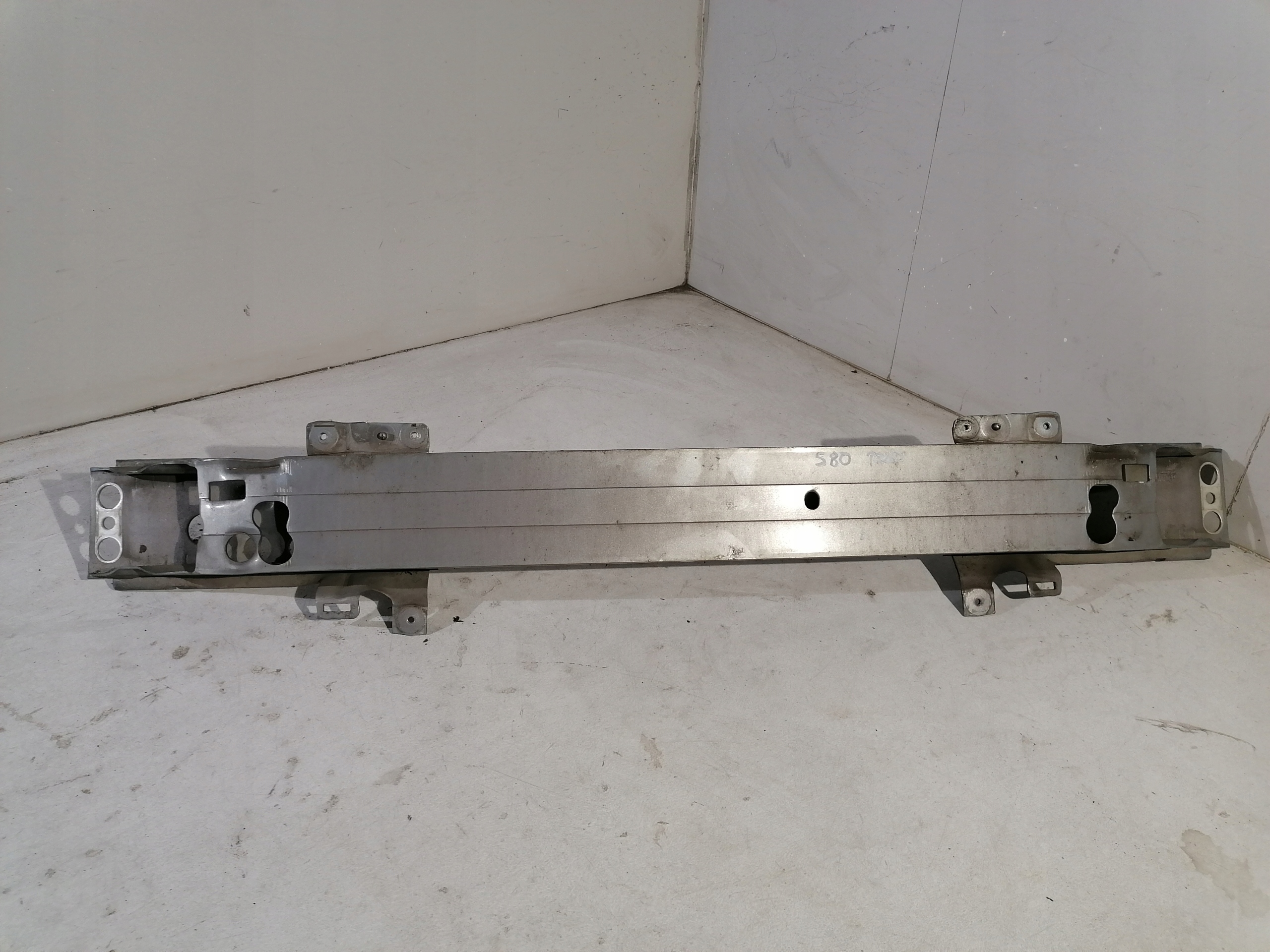 Volvo S80 and sider below bumper front