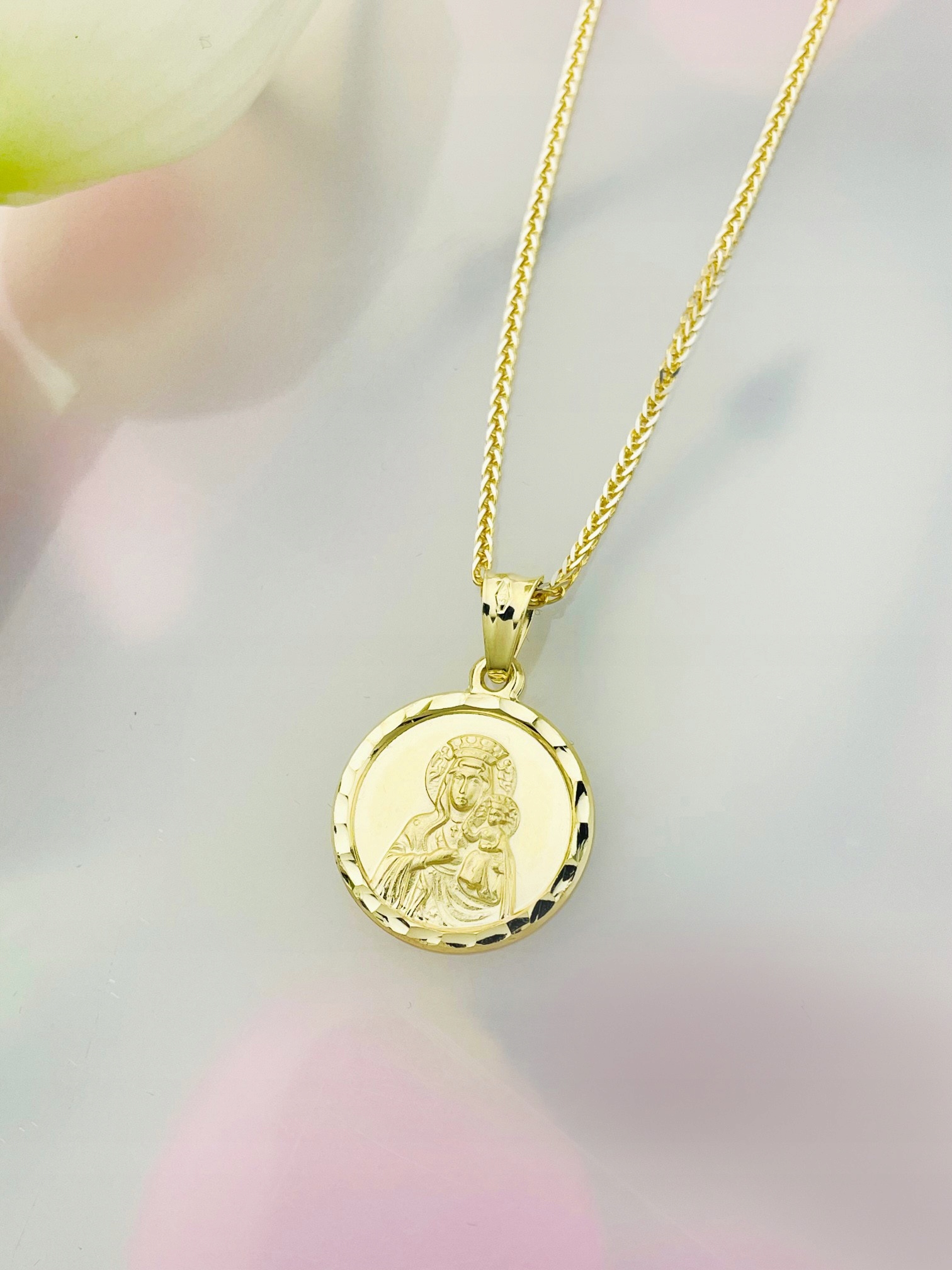 Zlatý Medailonek Přívěsek Panna Maria Čenstochovská Křest Svaté Přijímání