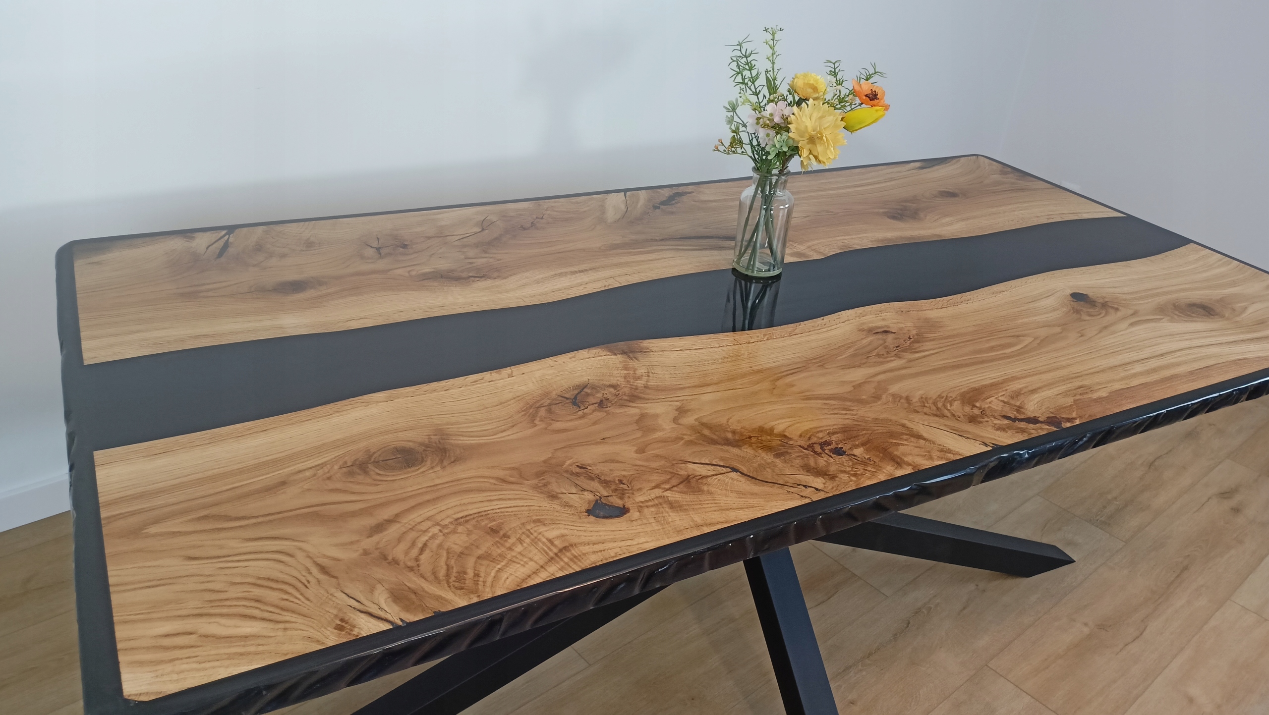 Podkrovný stôl do kuchyne Jedáleň Dub so živicou 190x90 cm MASÍVNY DUB Spider Kanion Collection