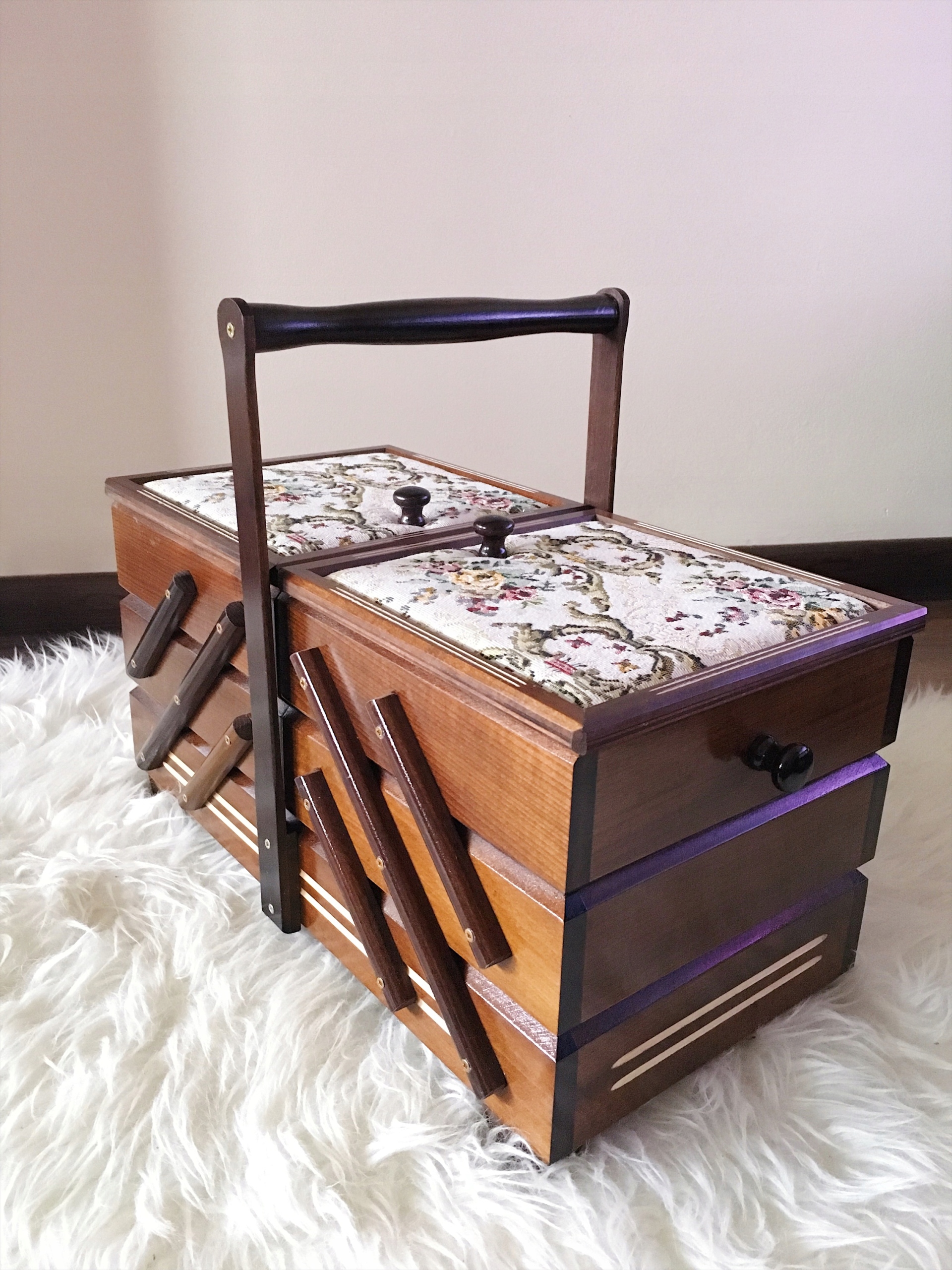 

Niciarka pojemnik na nici przybornik puzderko Hand