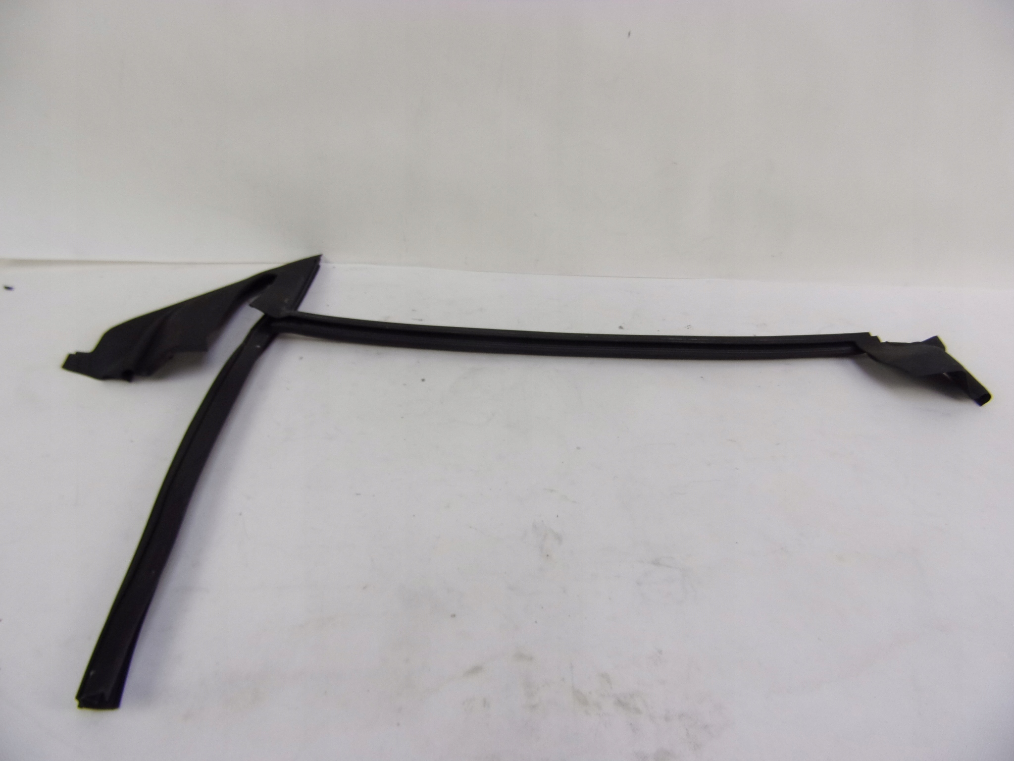 AUDI Q8 18-уплотнение передней правой двери 4M8837480F