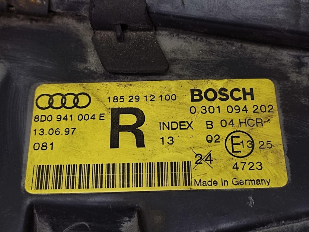 AUDI A4 B5 REFLEKTOR light right front 8D0941004E