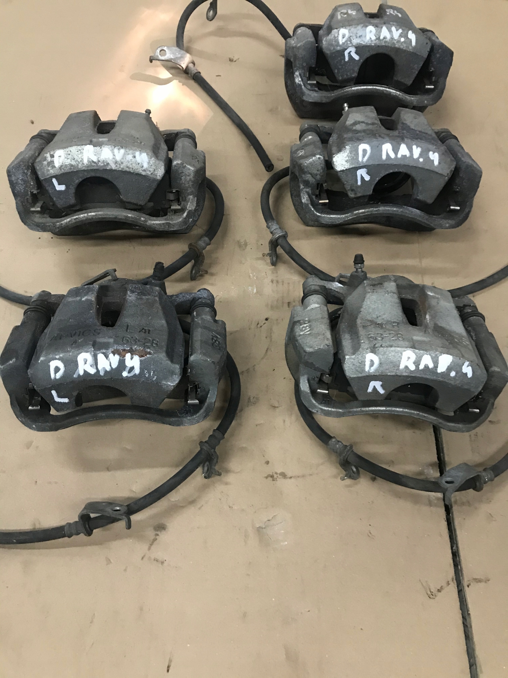 ZACISK HAMULCOWY PRZÓD RAV 4 06-12 PRAWY