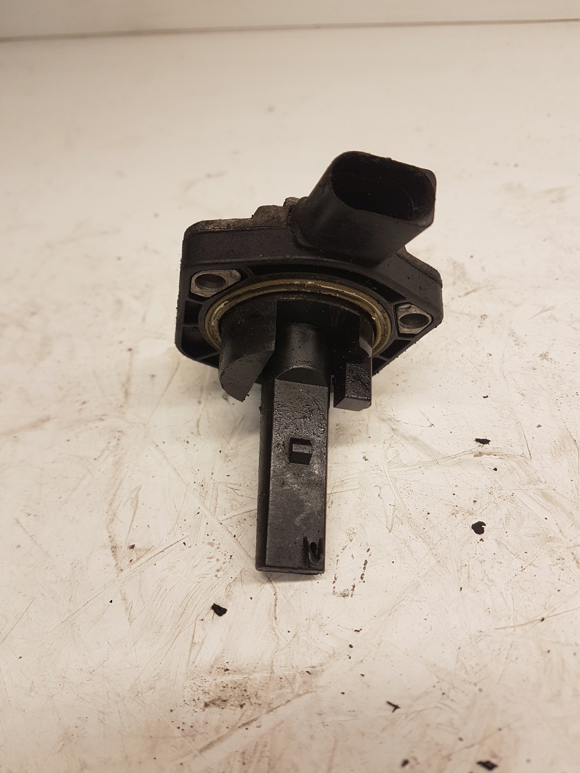 CZUJNIK POZIOMU OLEJU AUDI VW SEAT 1J0907660C Producent części Audi OE