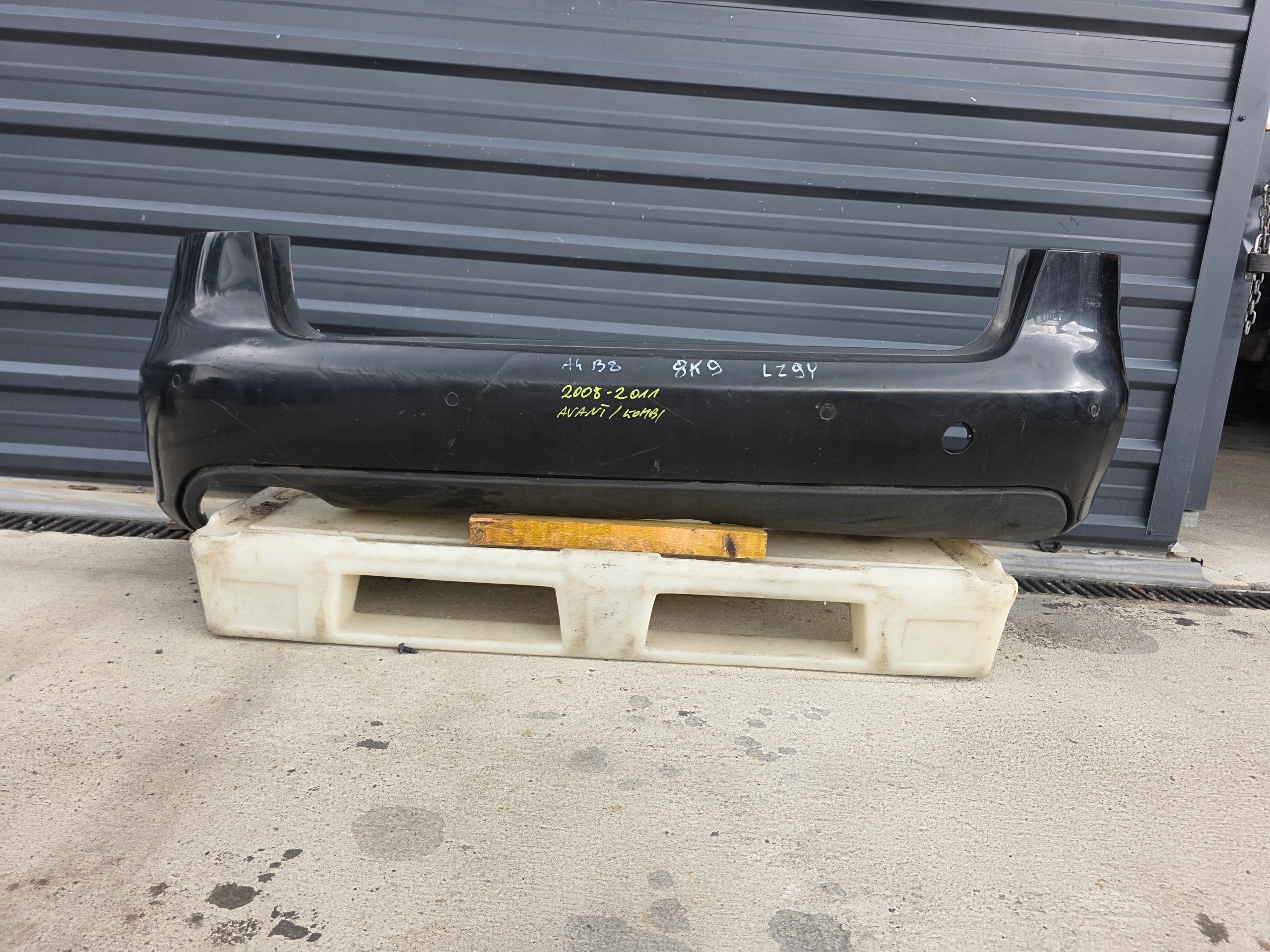 bumper rear part AUDI A4 B8 AVANT KOMBI LZ9Y PDC 2008-2011 complete !!