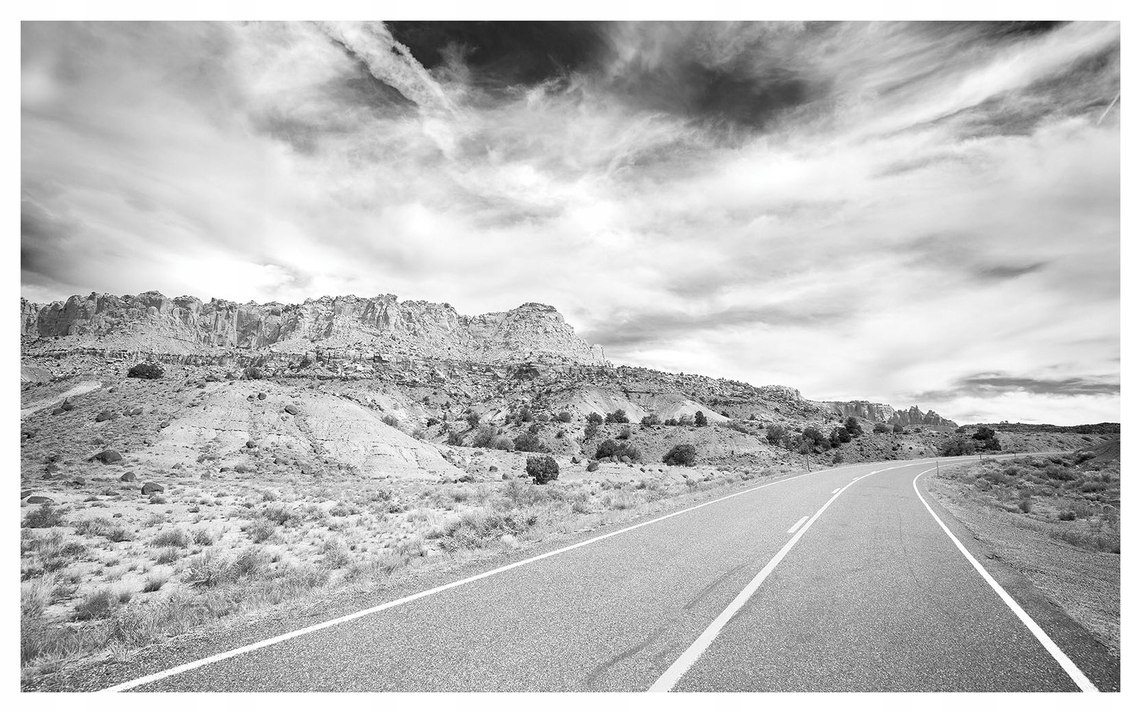 Fototapeta Šedá cesta do hôr monochromatická cesta 416x254 lepidlo