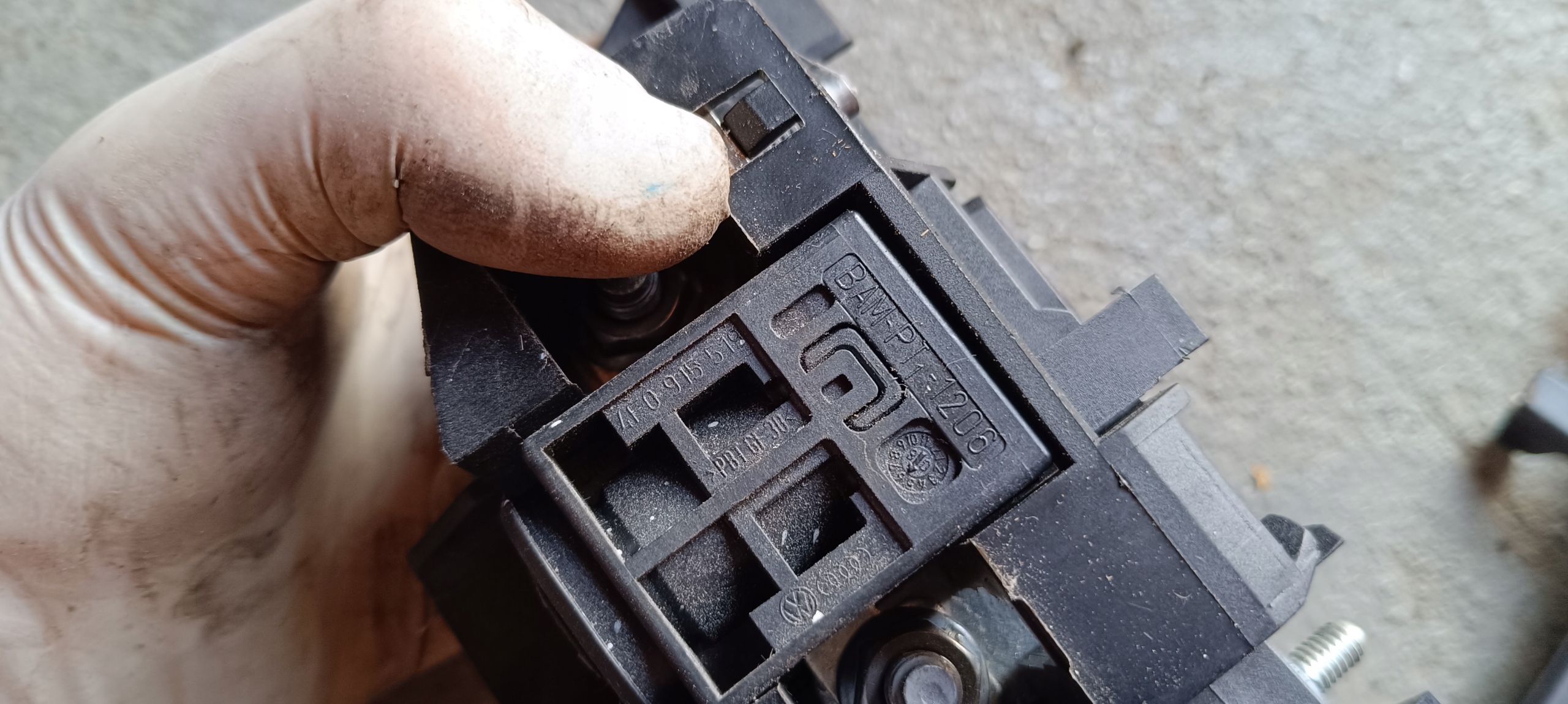 KLEMME SICHERUNGEN PIROTECHNICZNY AUDI 4F0915519