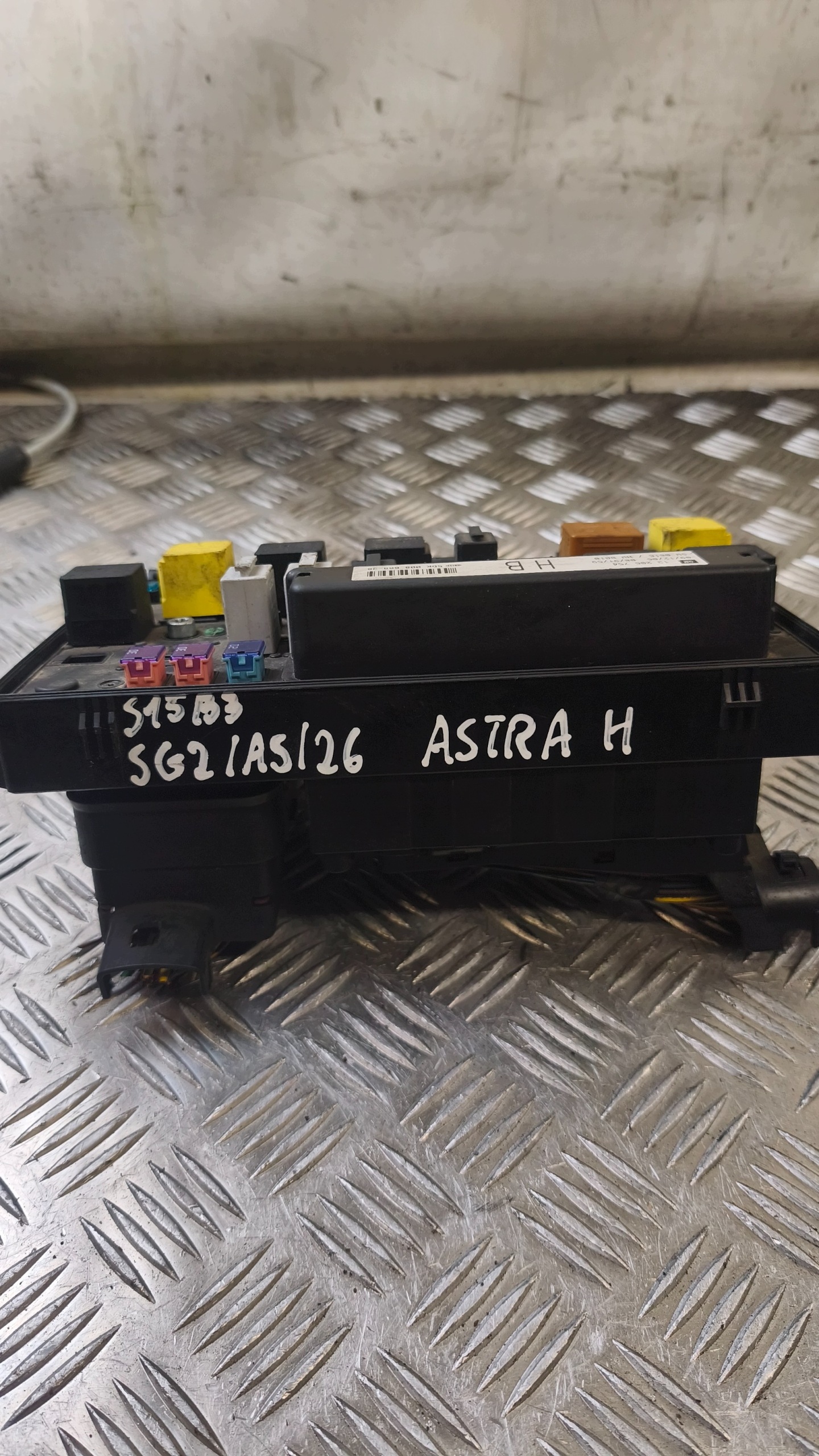 sicherungskasten OPEL ASTRA H 5DK008668-38