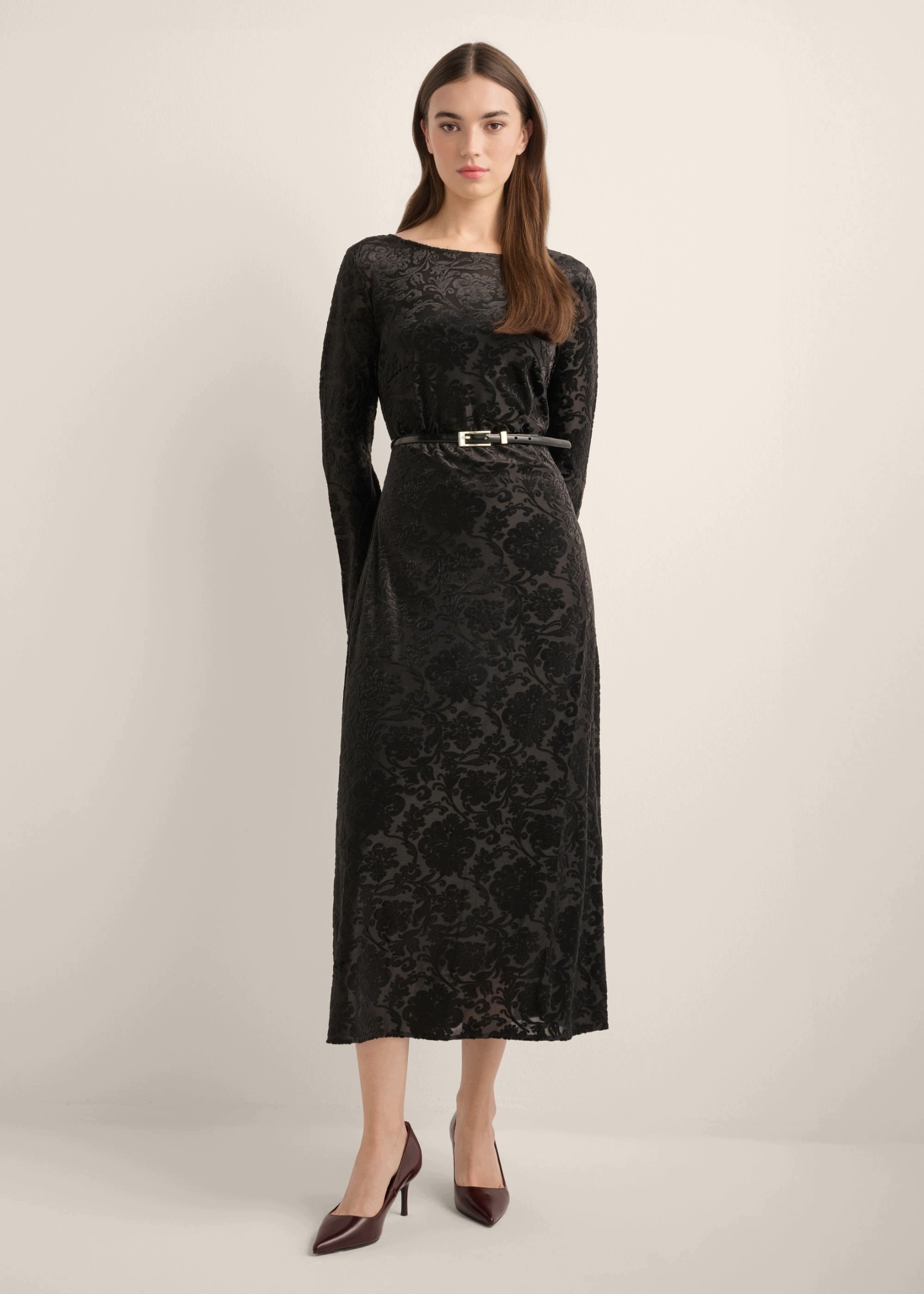 Ochnik Czarna długa sukienka w kwiaty SUKDT-0288-99(Z26) M