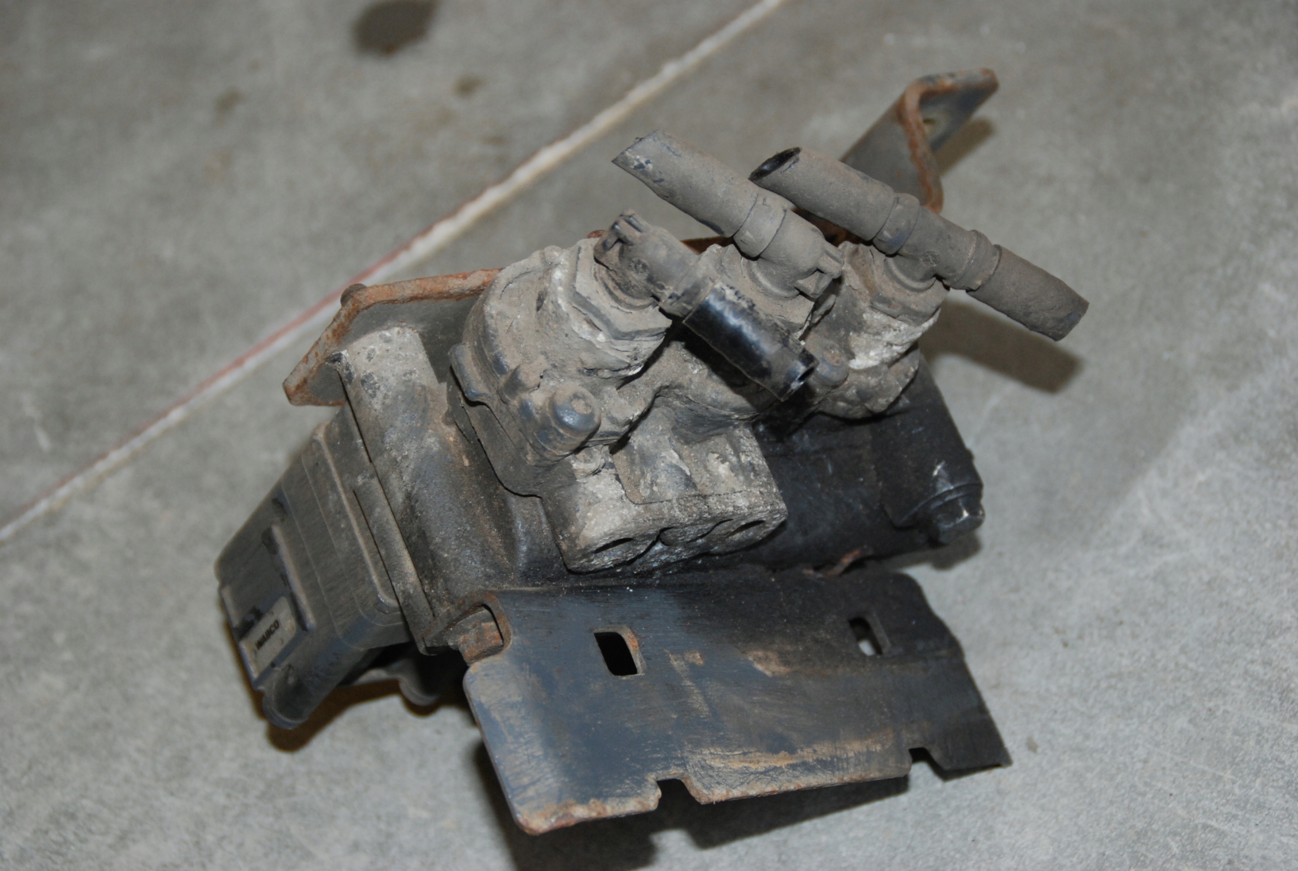 КЛАПАН ПОДУШКИ ECAS 1888014 4728900310 DAF XF 106