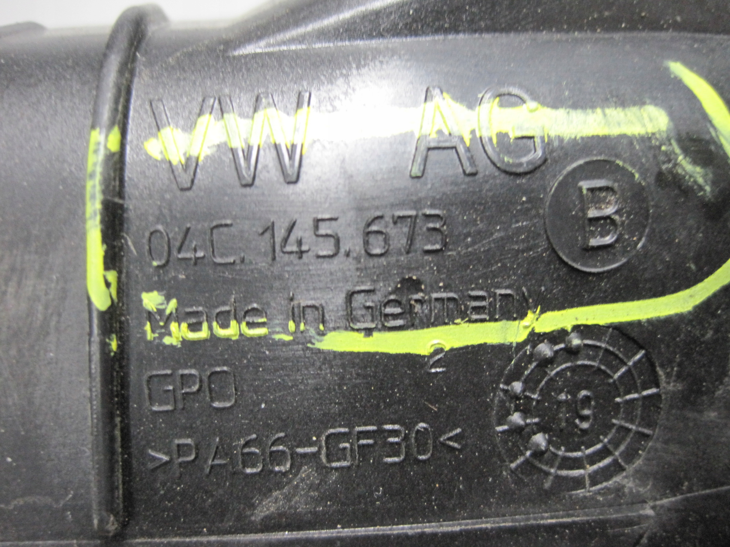 intake air pipe VW 04C145673B