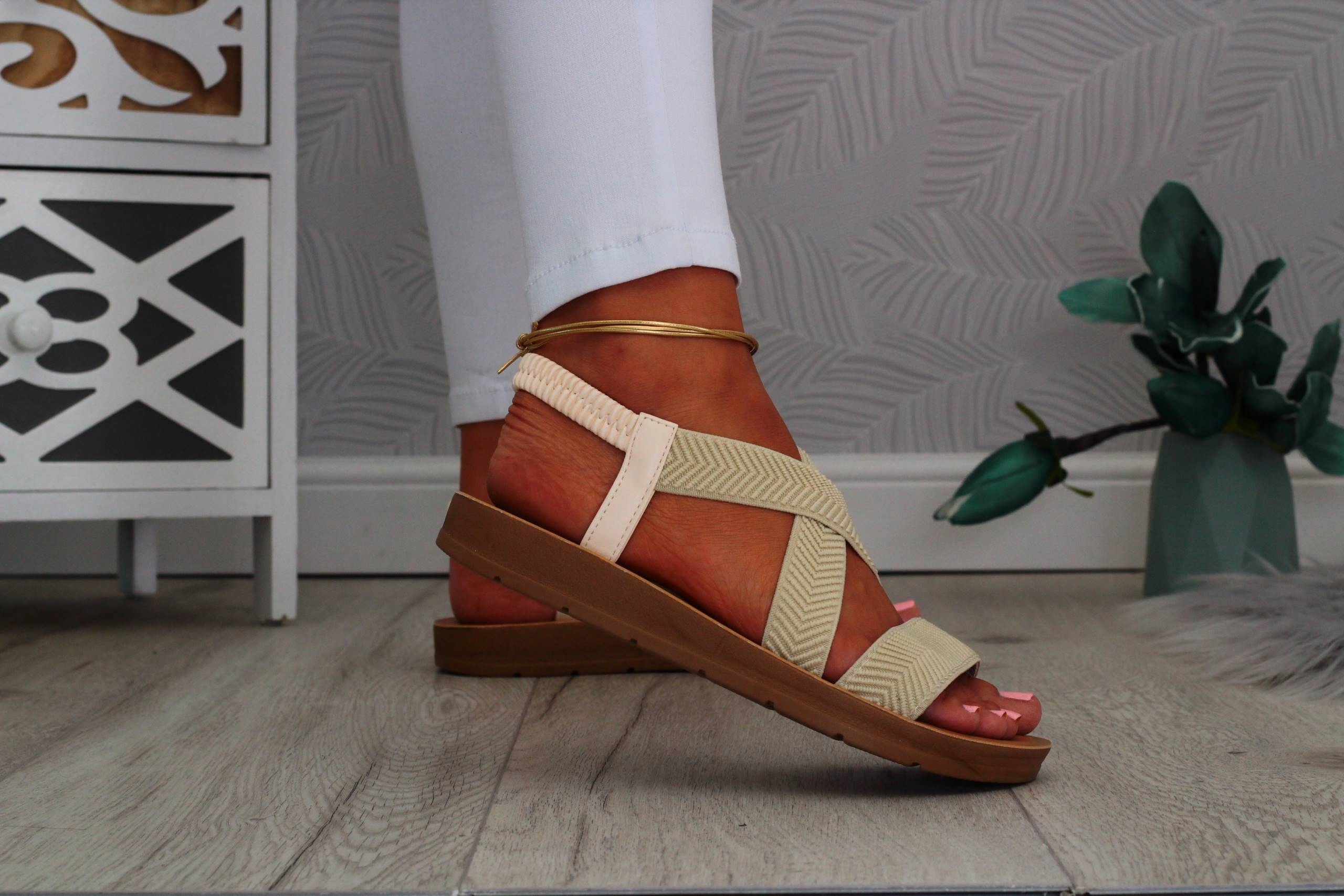 SANDAŁY DAMSKIE Z GUMECZKAMI PŁASKA PODESZWA Rozmiar 40