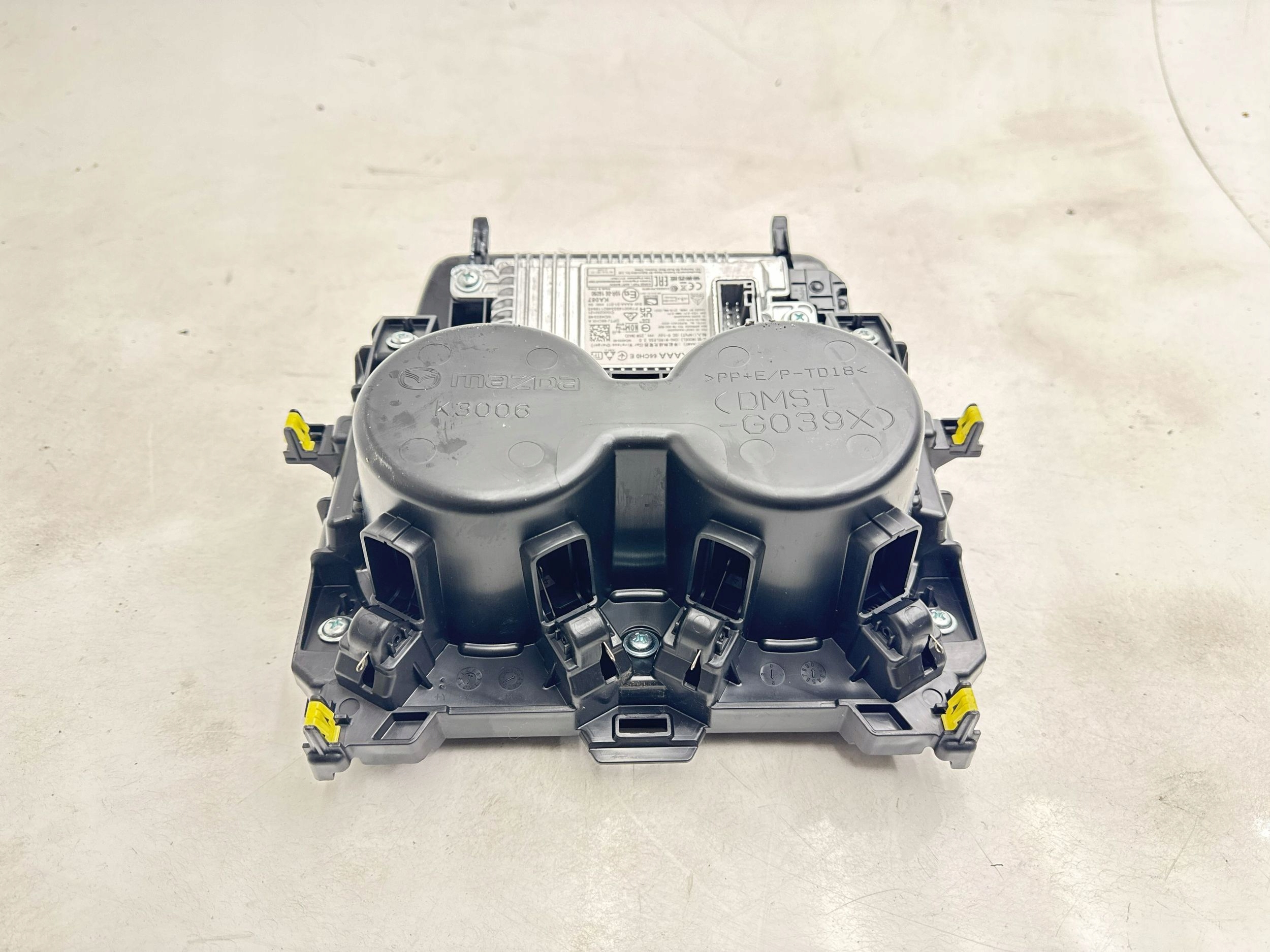 бардачок консоли mazda CX-30 10R0616090