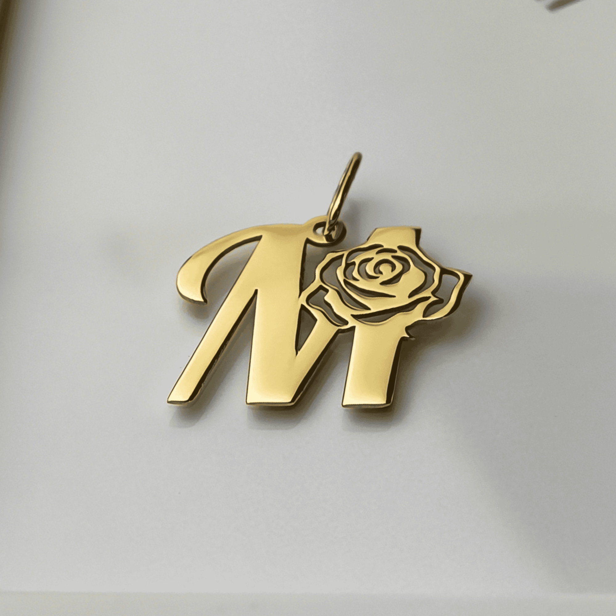 Zlatý přívěsek písmeno M s růží au. 585