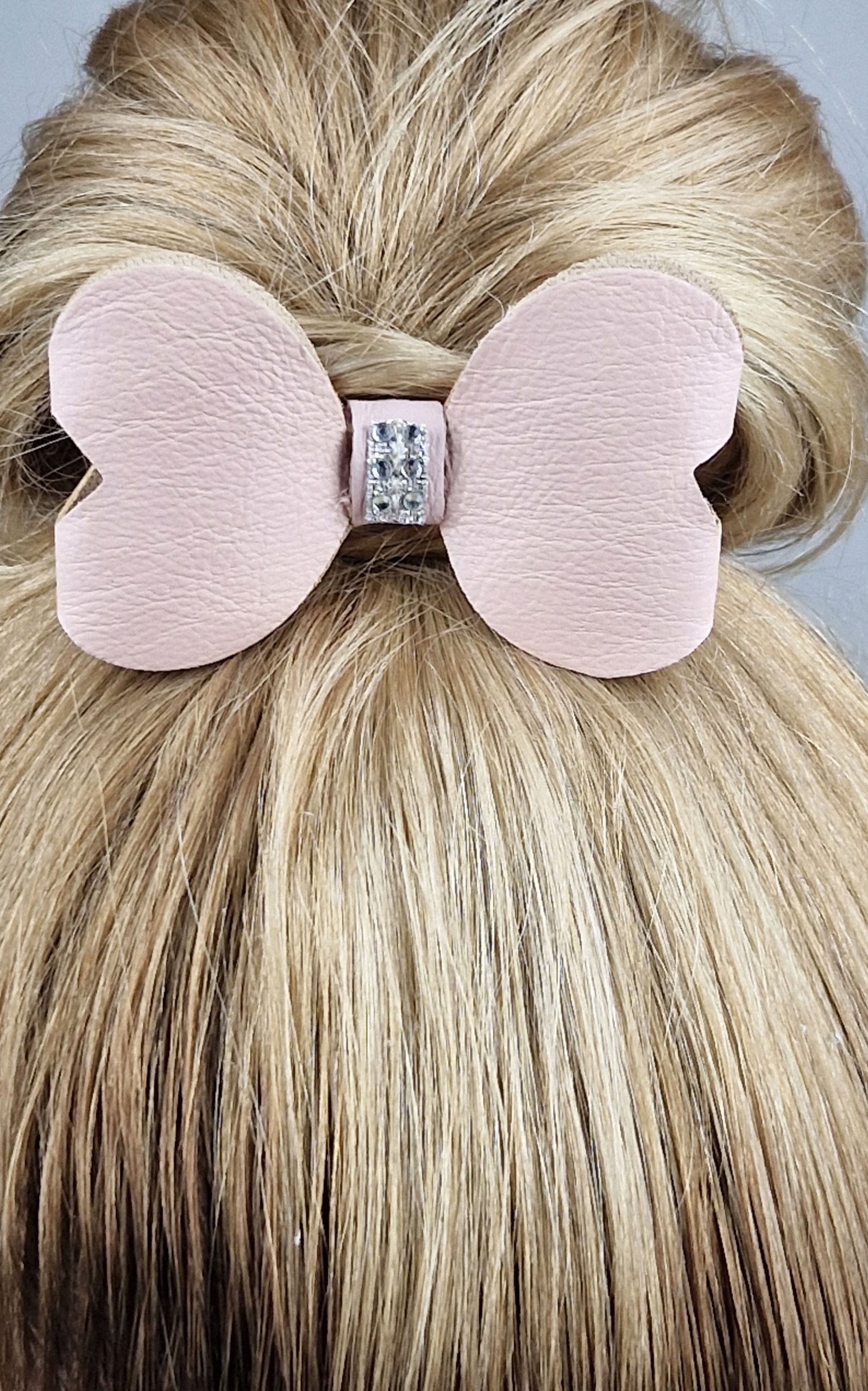 

Gumka do włosów z błyszczącą kokardą ze skóry