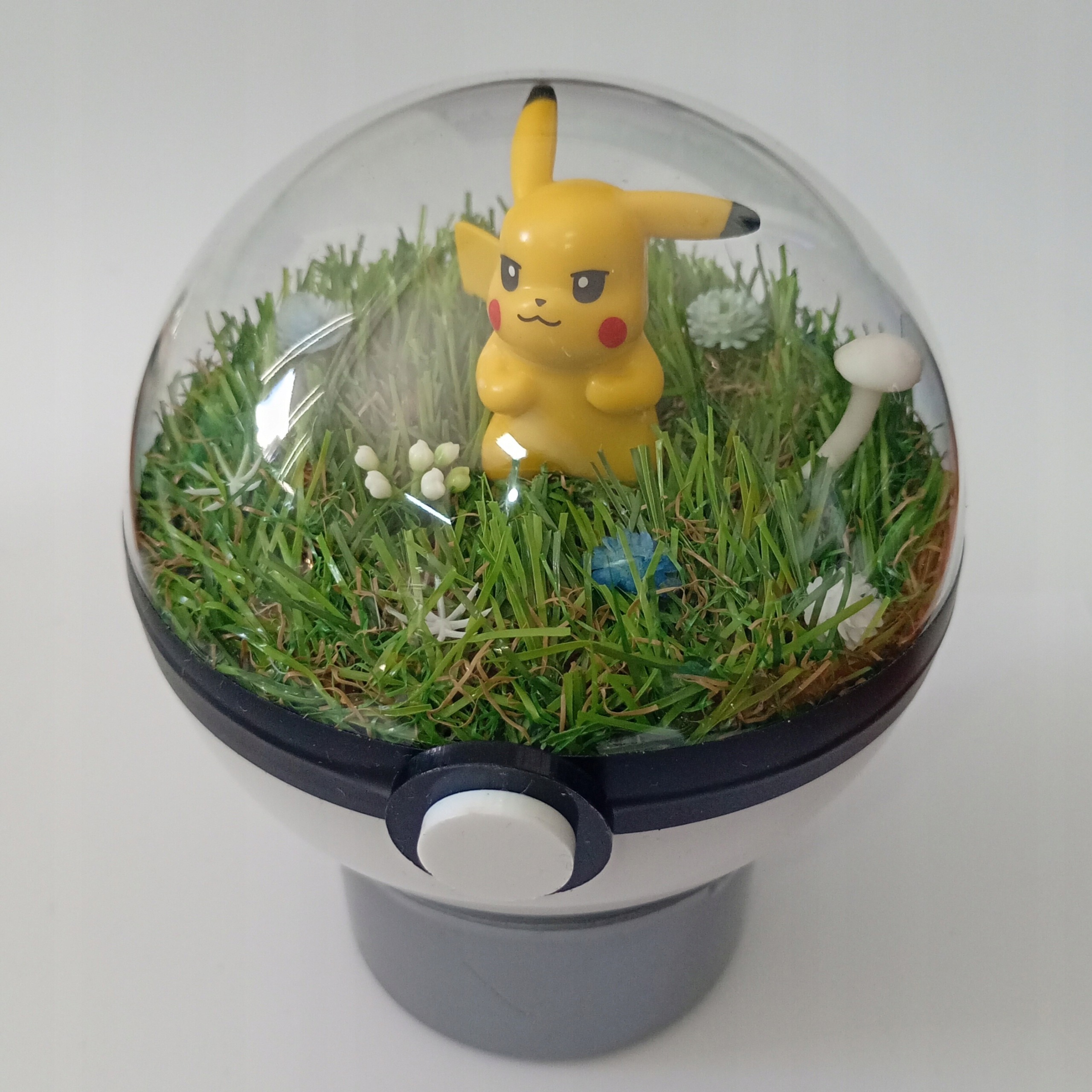 Pikachu – Pokeballové Terárium Unikátní Diorama Pokémon Ručně Vyrobené 10 CM