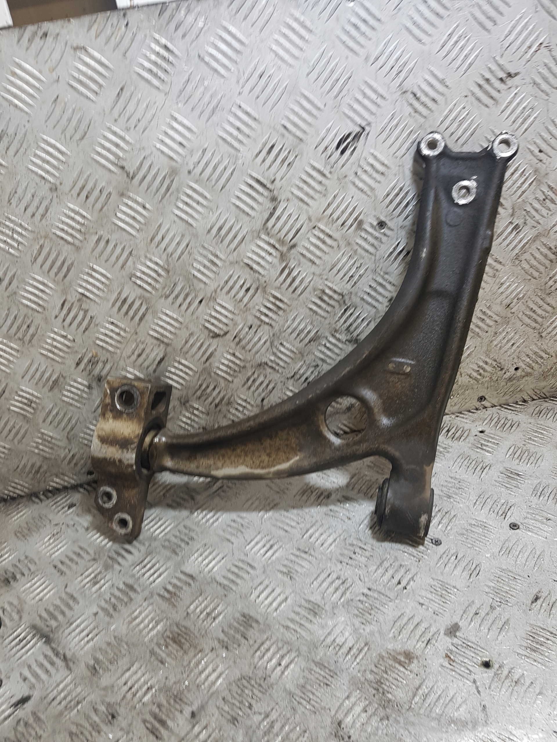 arm left front VOLKSWAGEN PASSAT B6