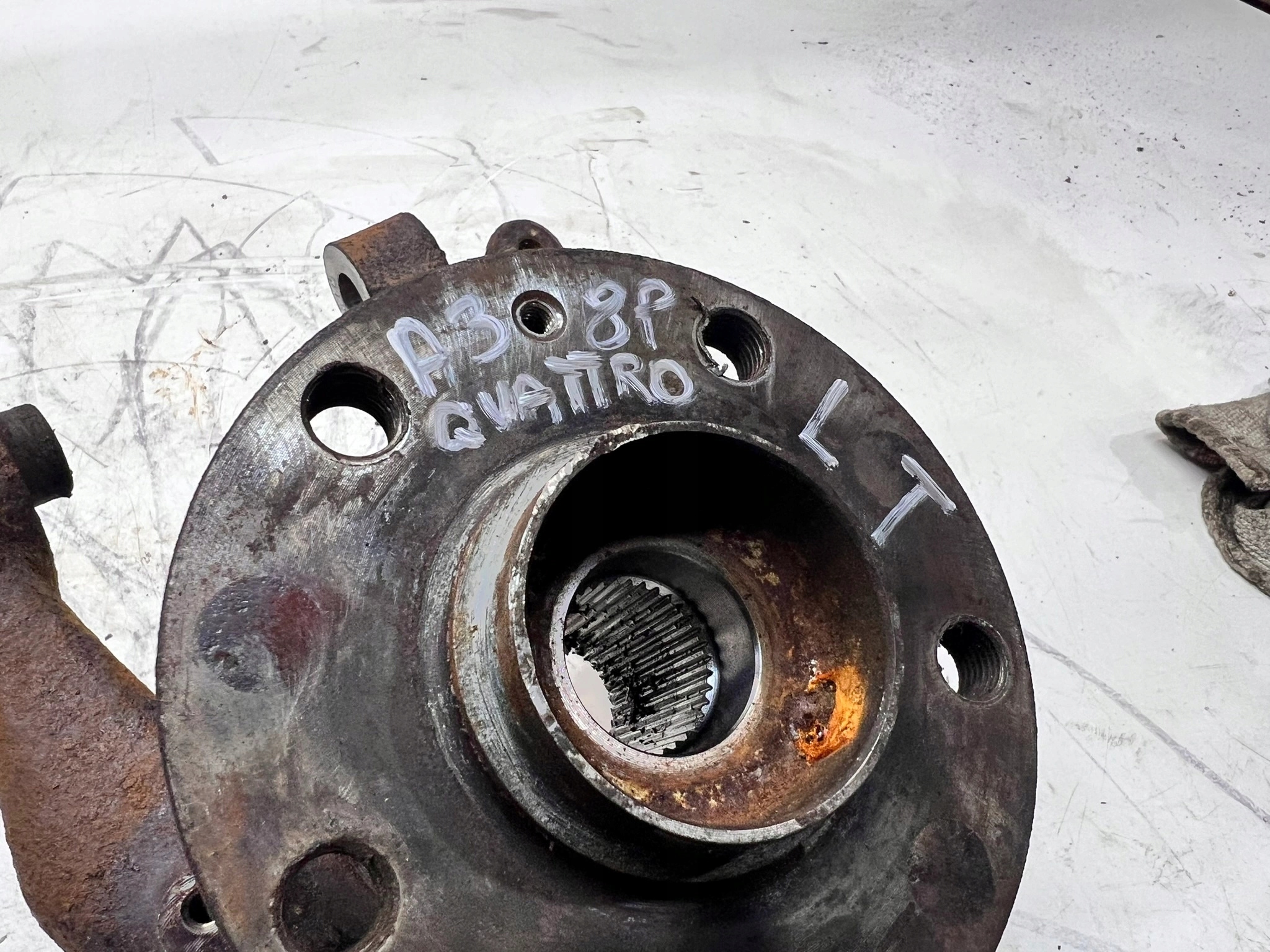 otoč čepu levý záď AUDI A3 8P QUATTRO