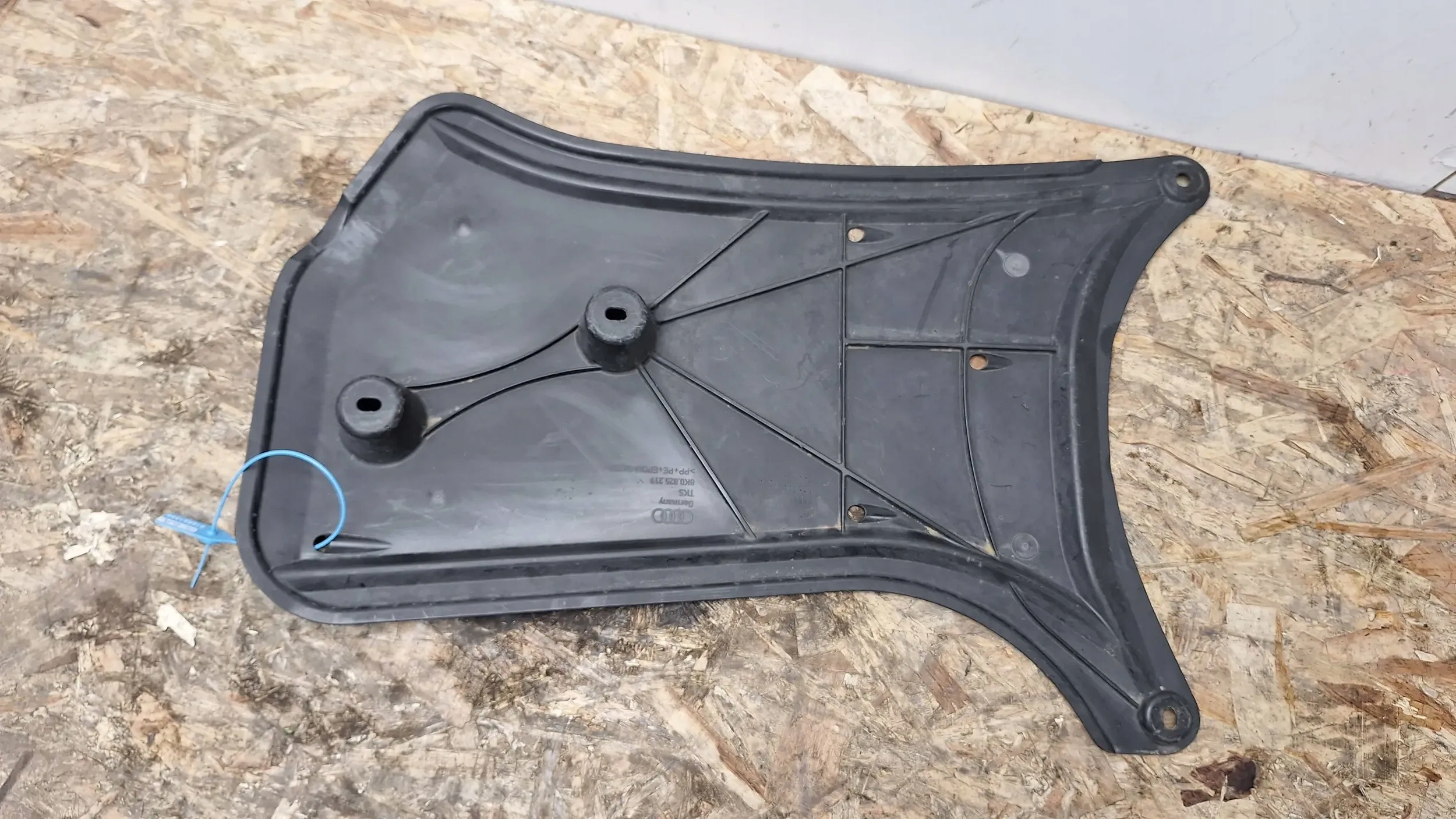 cover chassis left 8K0825219 AUDI A5 8T AUDI A4 B8