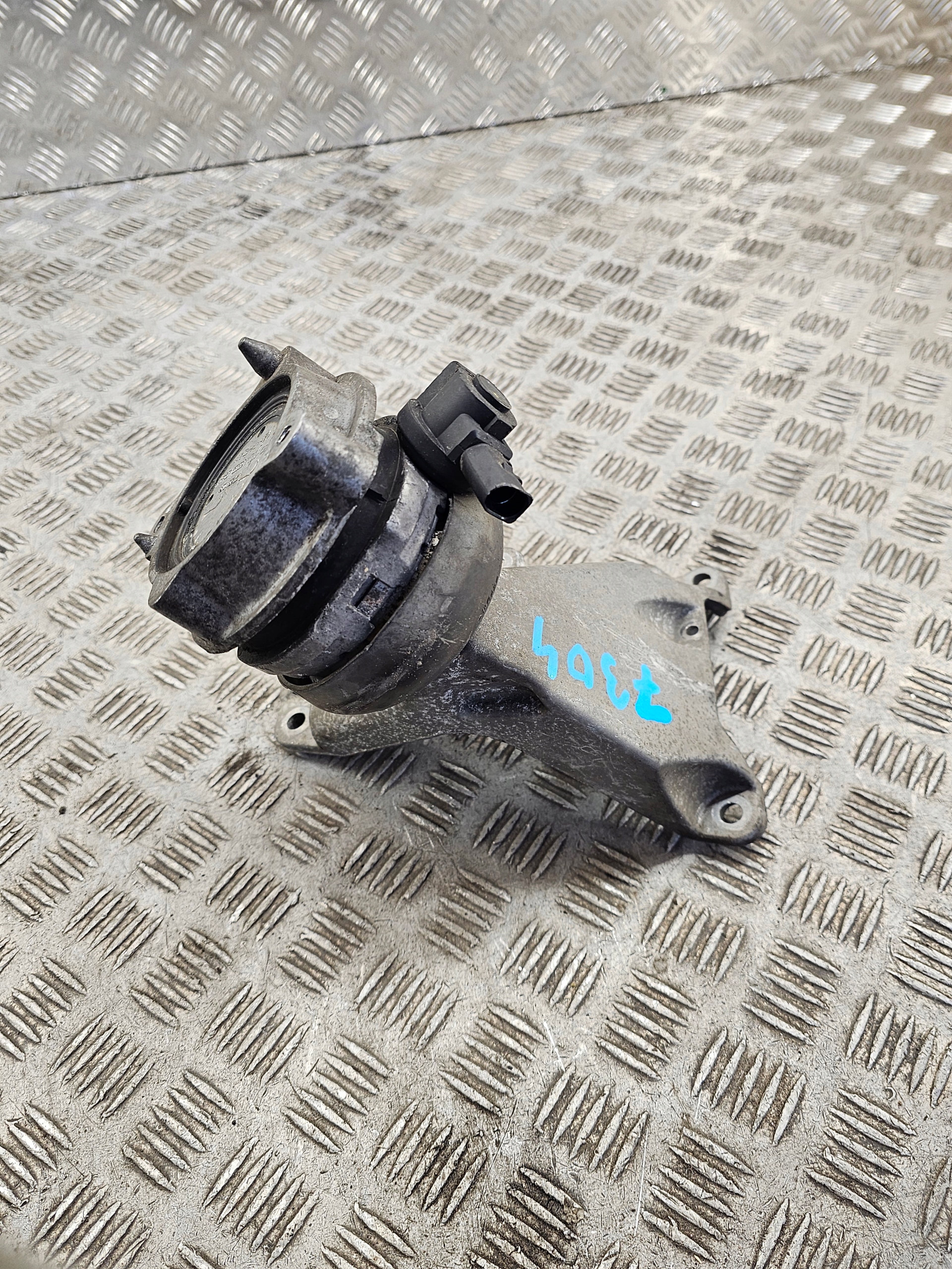 holder engine mount AUDI A8 D3 W12 6.0 4E0199381