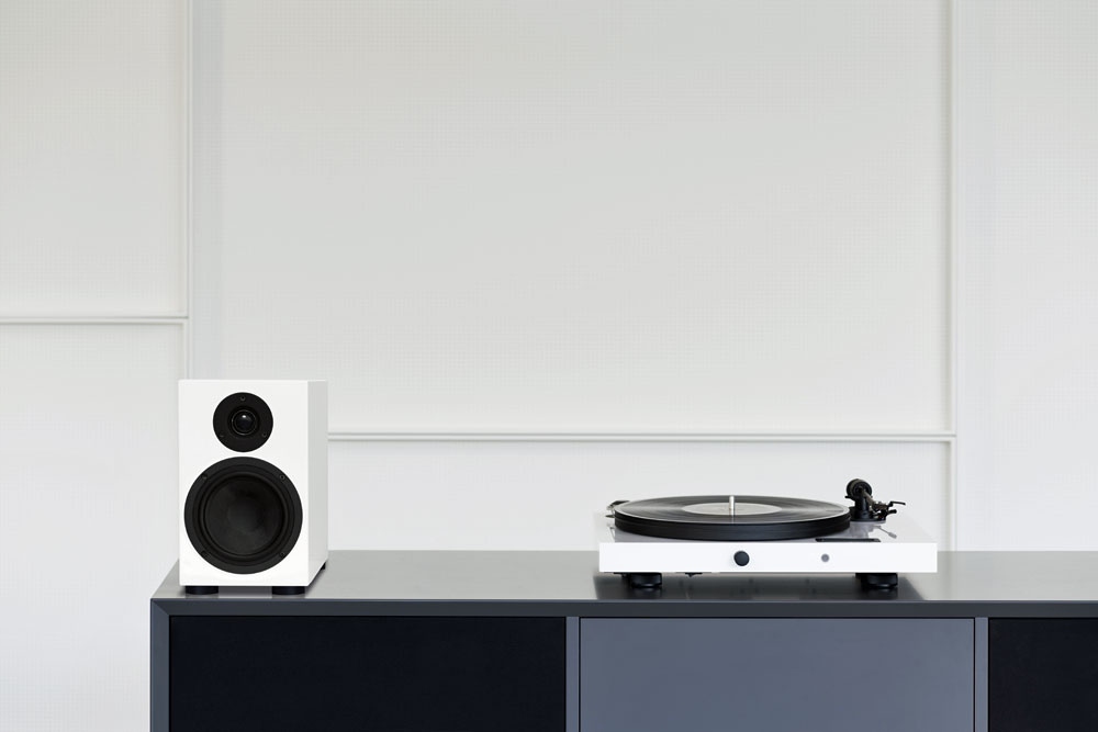 PRO-JECT JUKE BOX E + WZMACNIACZ 2x50W + BLUETOOTH + DISPLAY + WEJŚCIE RCA Model Jukebox E