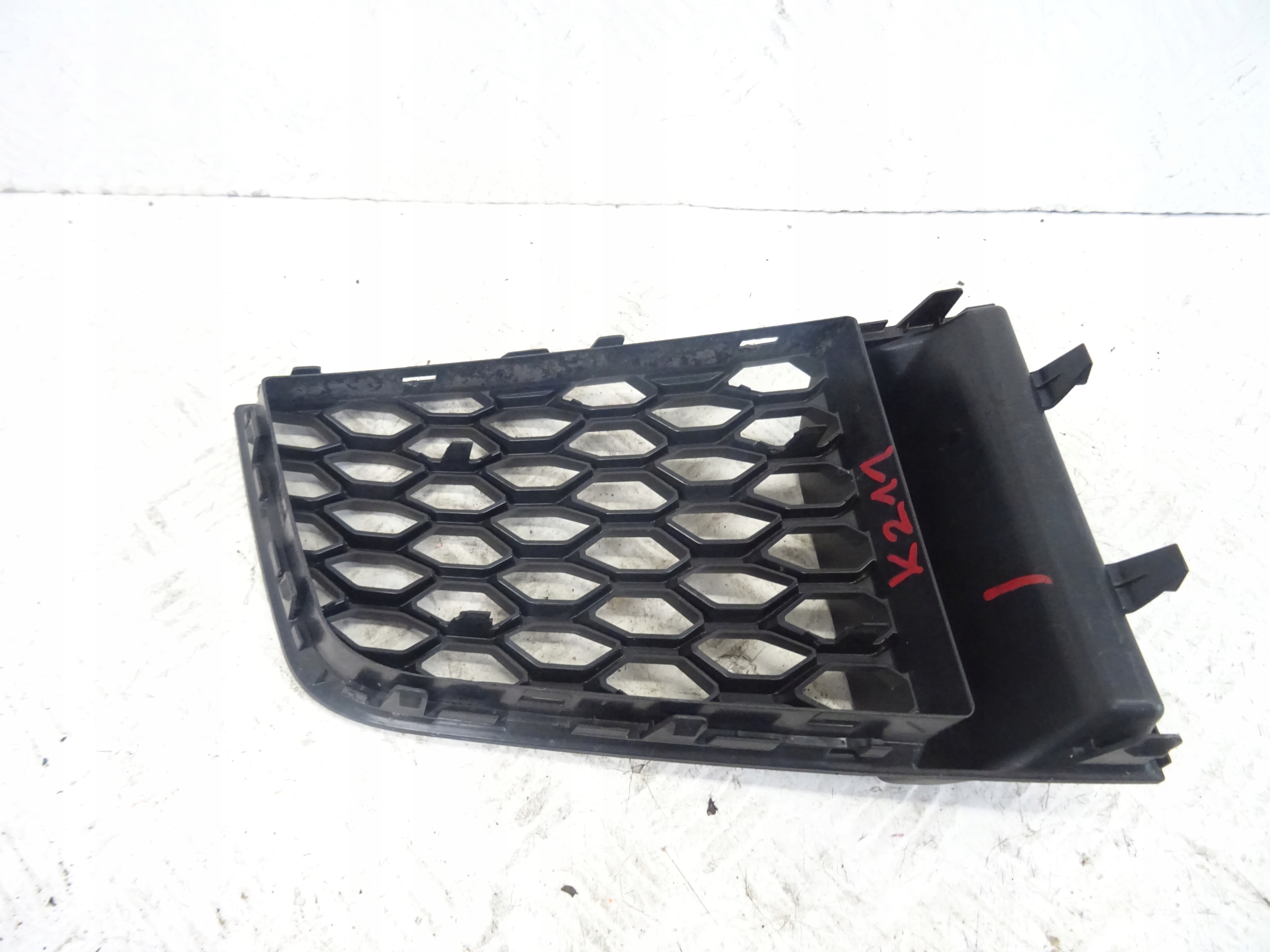 grid of a bumper front front left AUDI TTS 8S 8S0807681