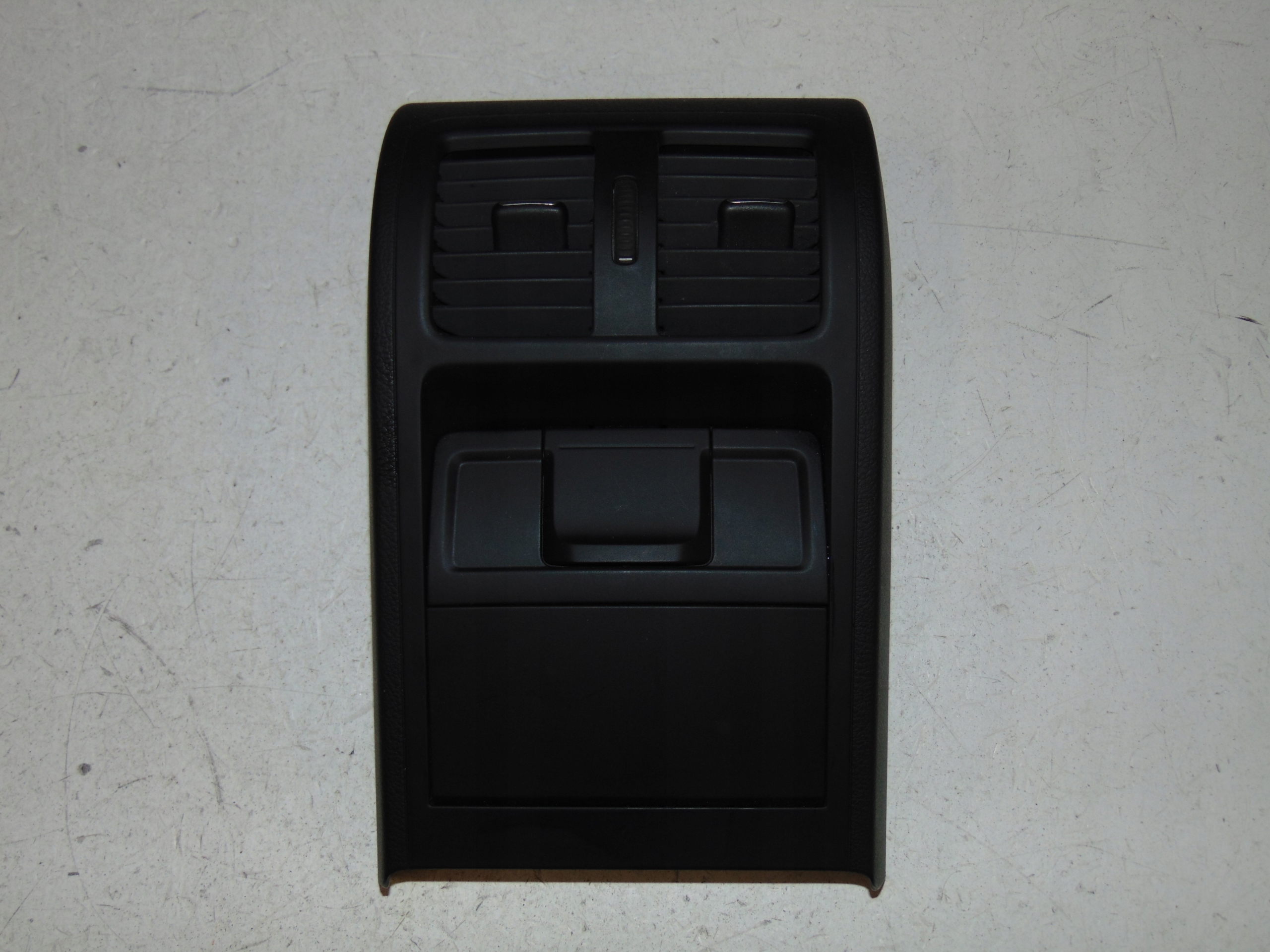 3AA864298B - вентиляційні решітки тунель гніздо ззаду VW PASSAT B7 CC