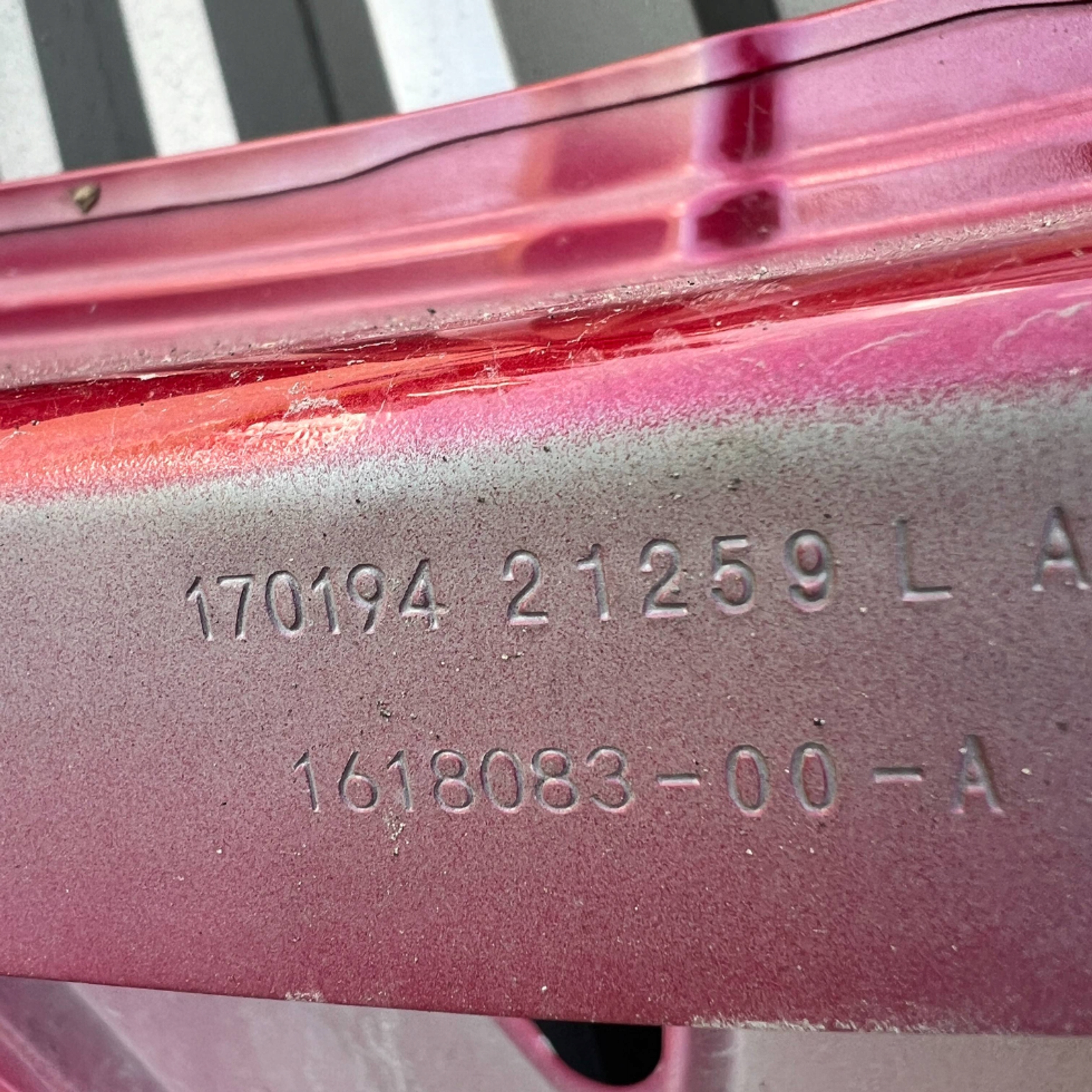 Tesla Model Y BLOTNIK PRZOD PRZEDNI LEWY Producent części Tesla