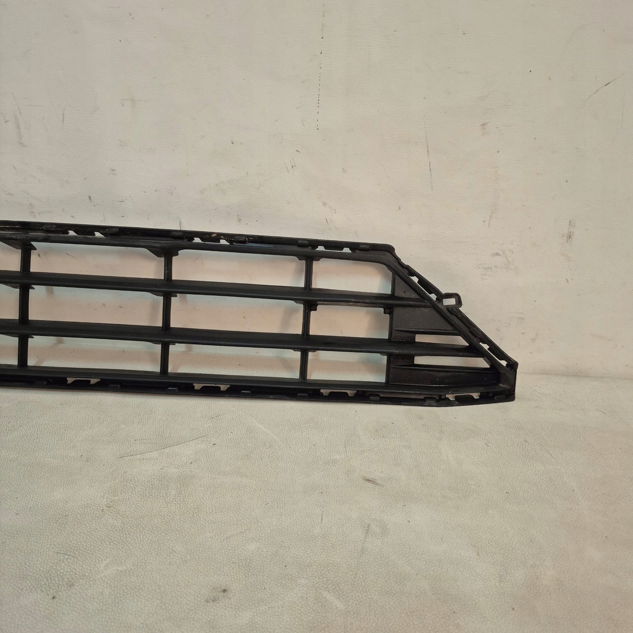 VOLVO XC60 II 17r. -> grid lower central of a bumper front 31425175