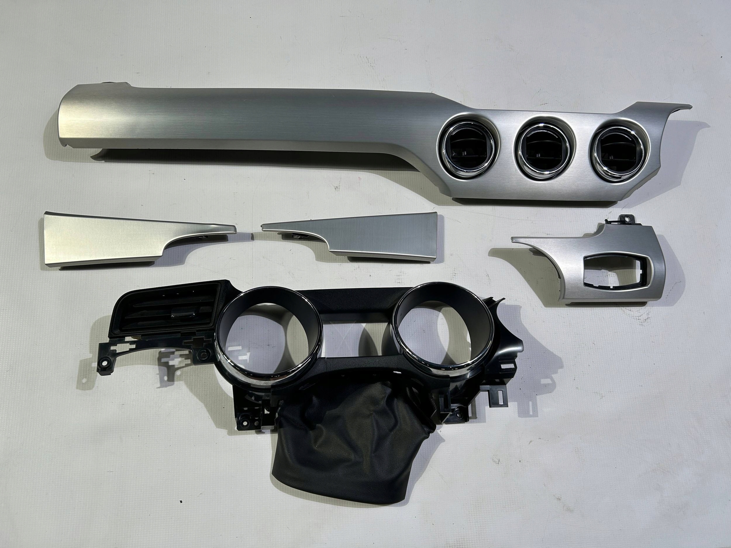 mouldings dekory konosoli of the dashboard instrument panel frame kokpitu Ford Mustang 2015