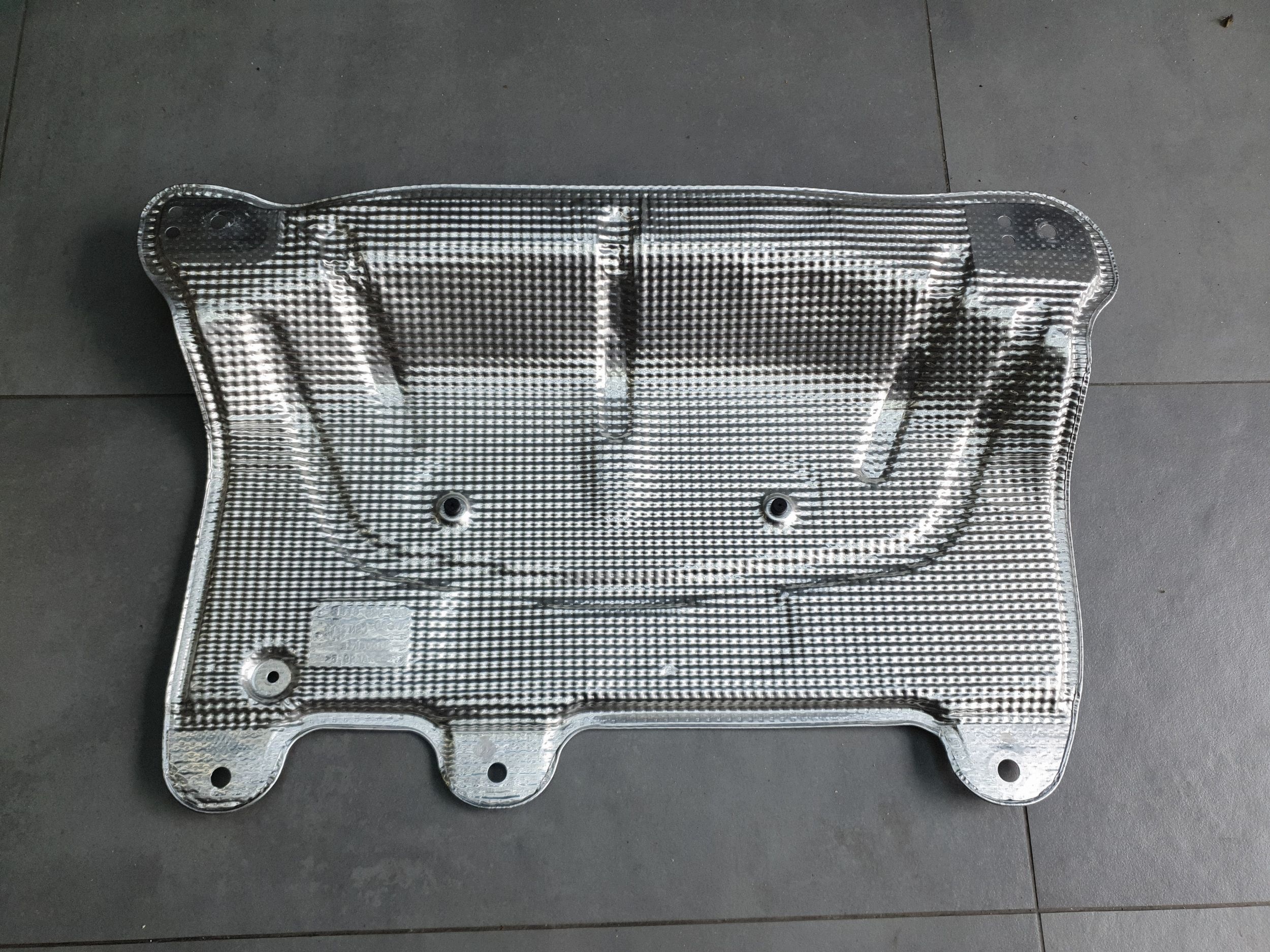 Audi A3 8Y hb kryt termiczna výfuku 5Q0825611B