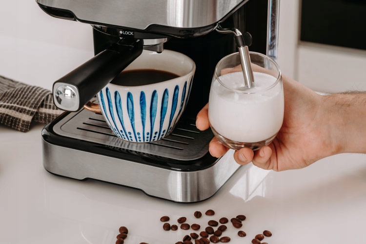 EKSPRES CIŚNIENIOWY KOLBOWY 15bar 850W AROMA 450 Kolor dominujący srebrny/szary