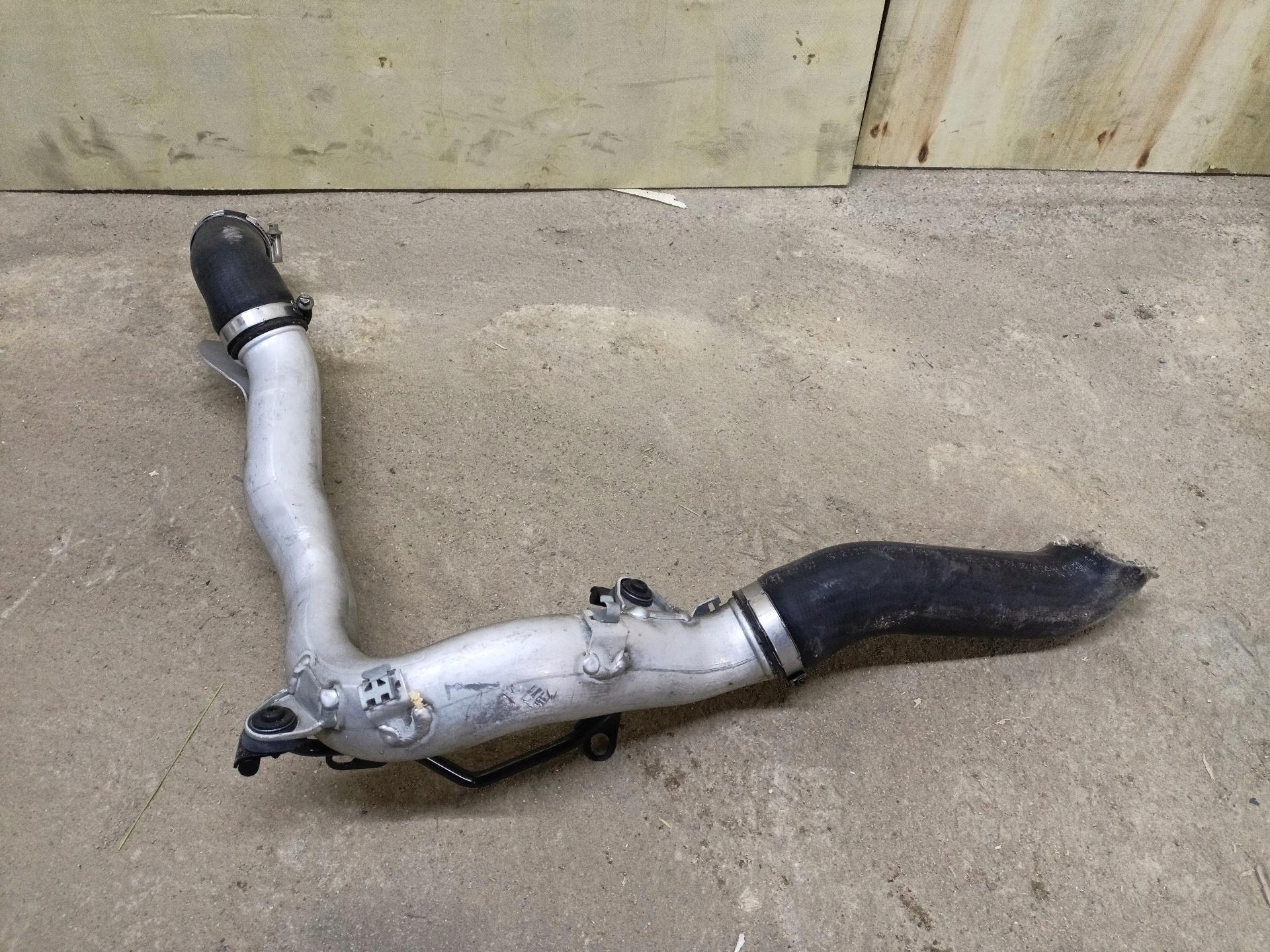 hadice intercoolera Volkswagen Touran 2nd facelift 2011 1T0145940