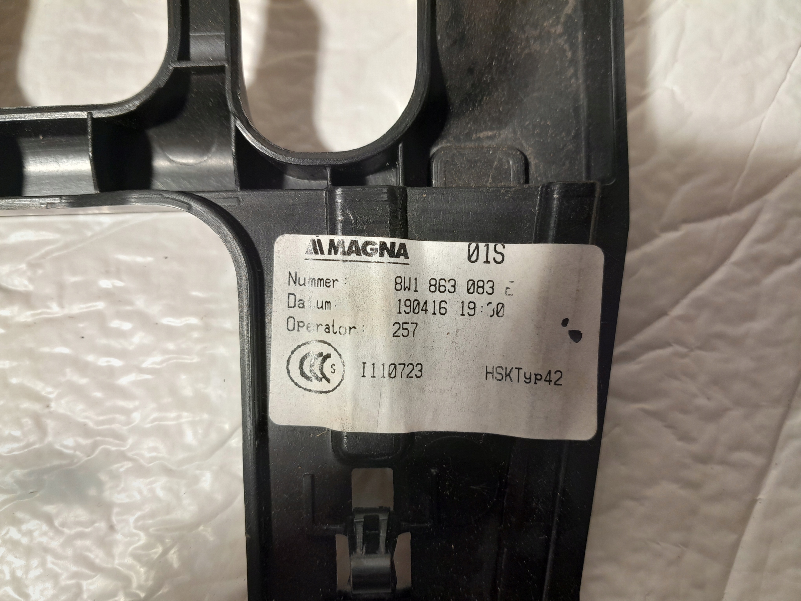 AUDI A4 B9 cover below DESKE 8W1863083E