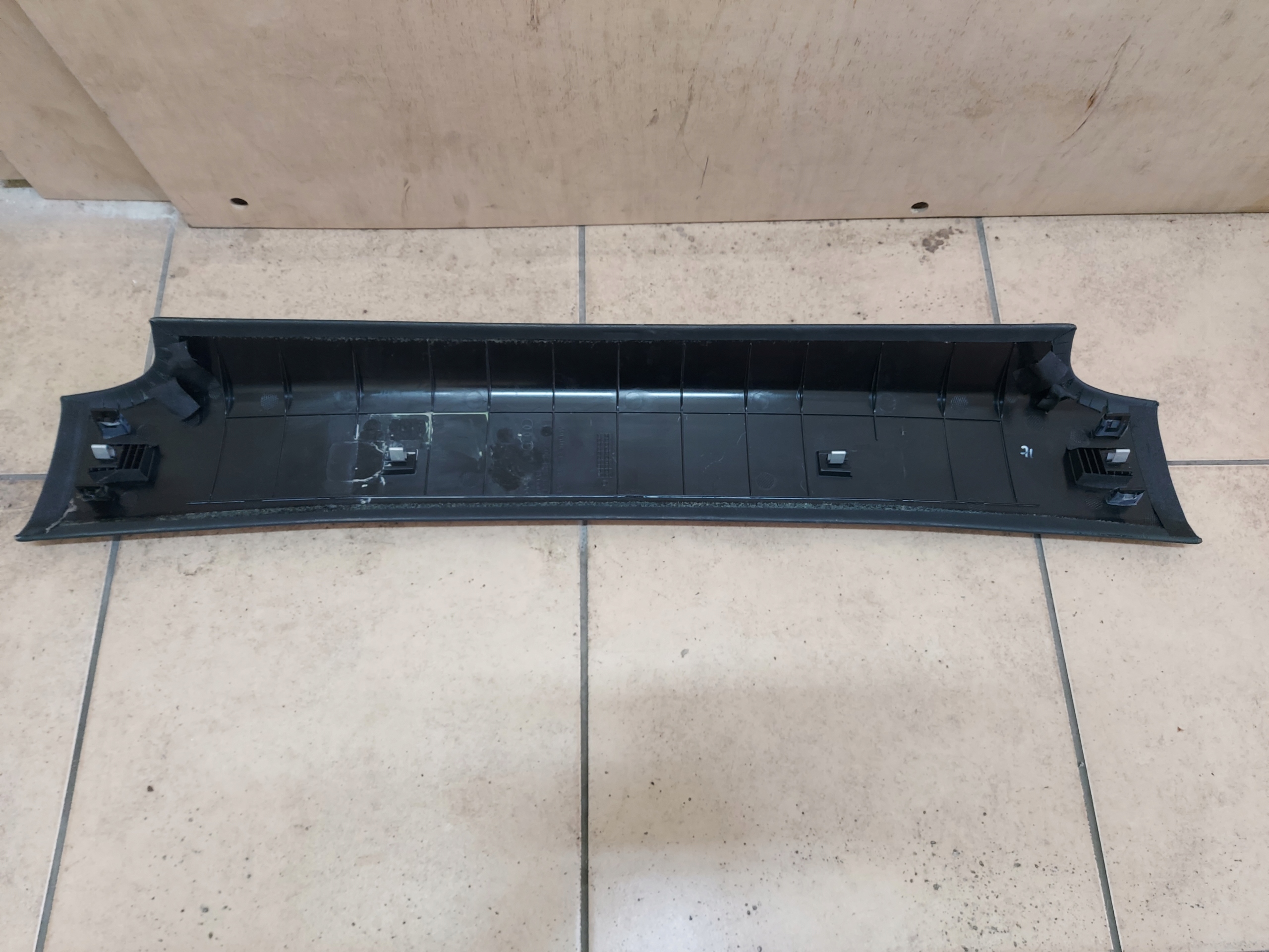 Audi R8 накладка зад кожа 4S8868802