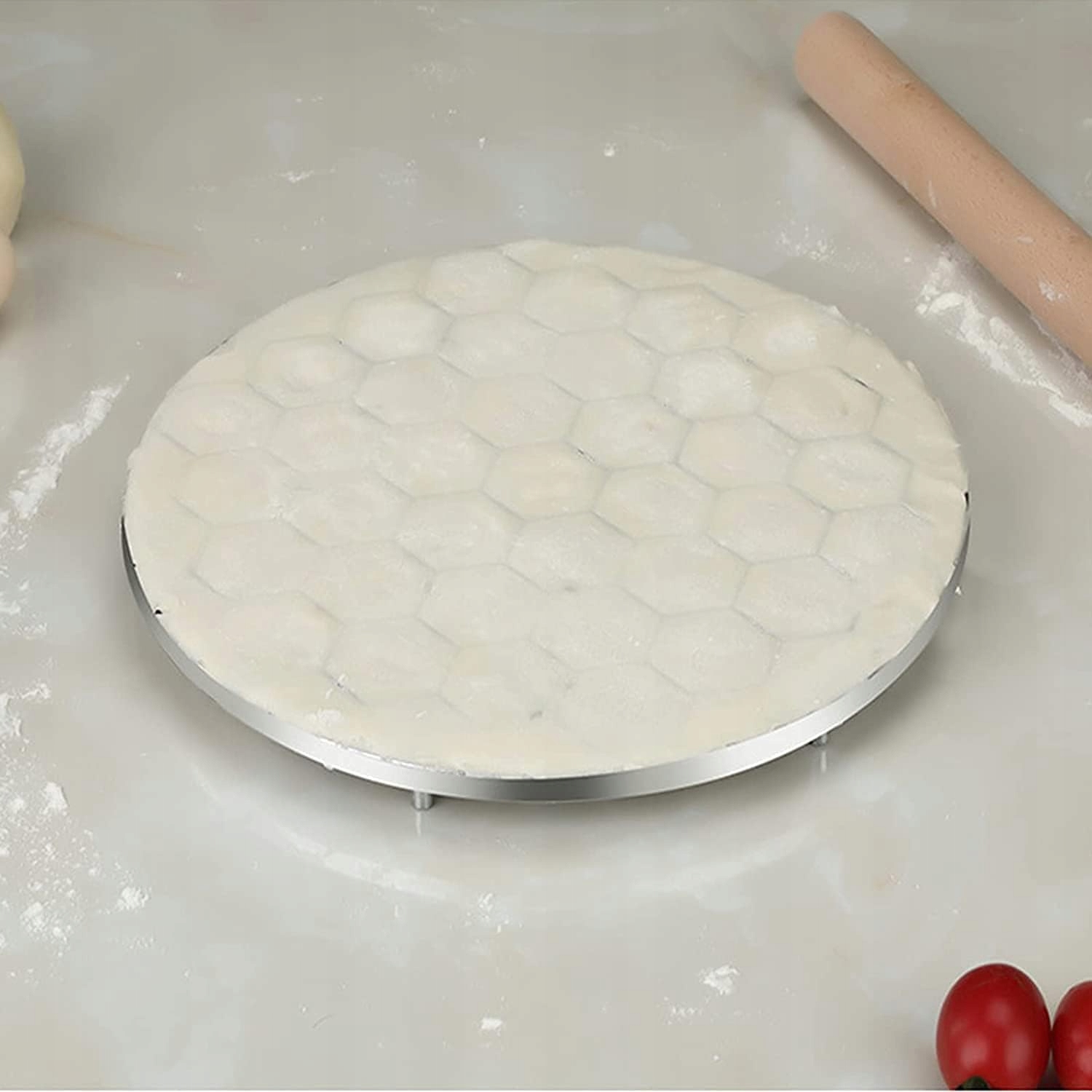 FORMA FOREMKA PIEROŻNICA DO PIEROGÓW USZEK PIEROGI RAVIOLI WYKROJNIK 37SZT Materiał dominujący metal