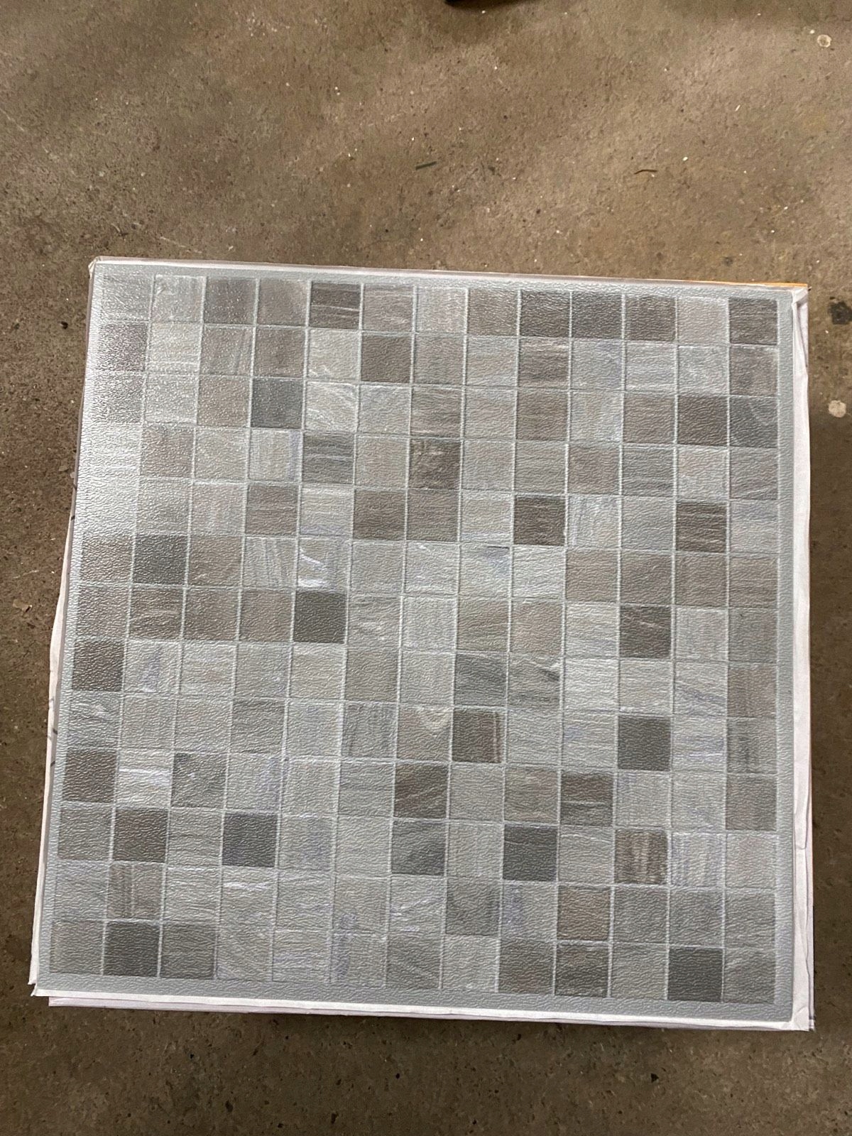 PŁYTKI PODŁOGOWE SAMOPRZYLEPNE Beżowe Mozaika Beż Kolor biały