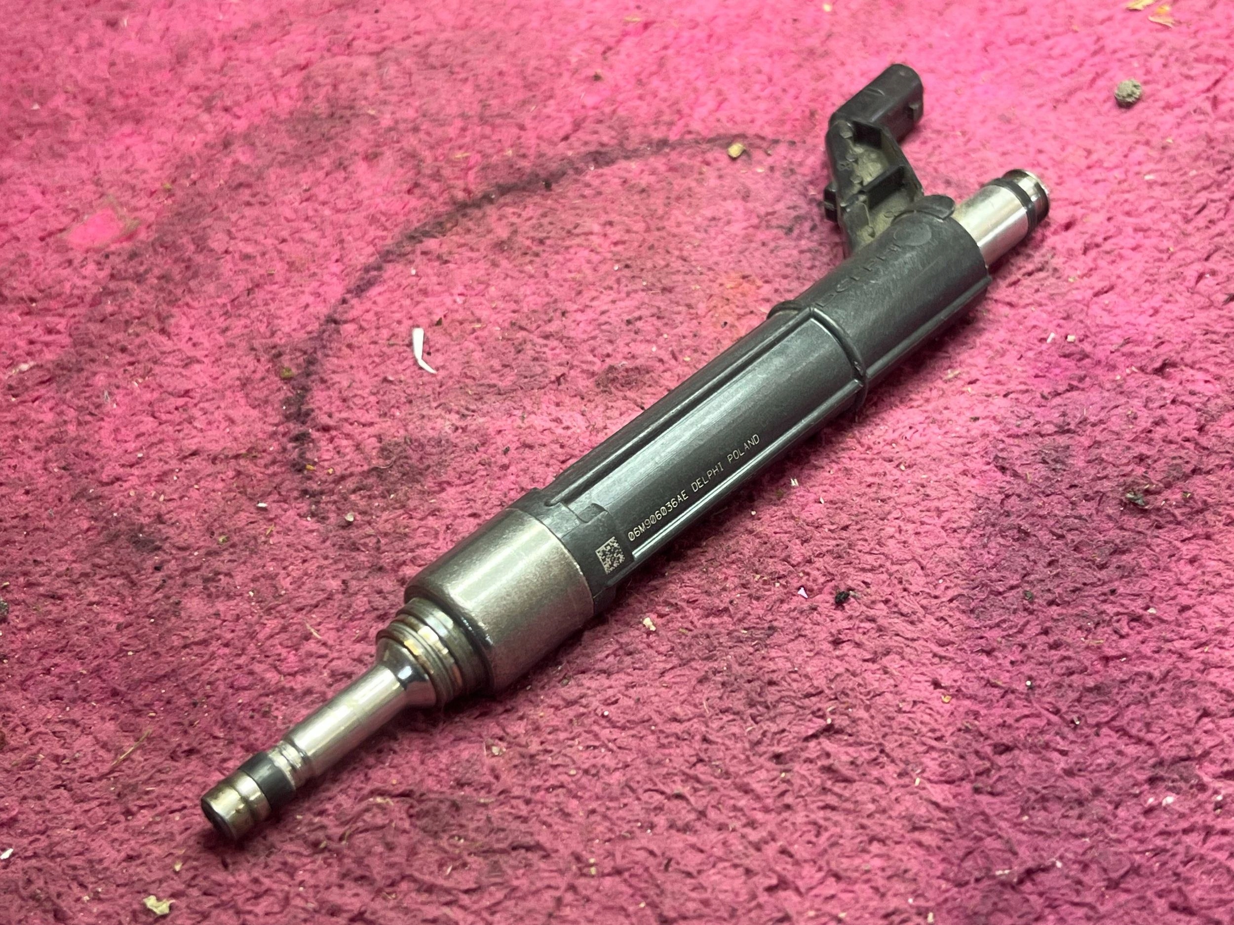 injector Porsche Macan and 3.0 V6 _ nozzle 06M906036AE !J