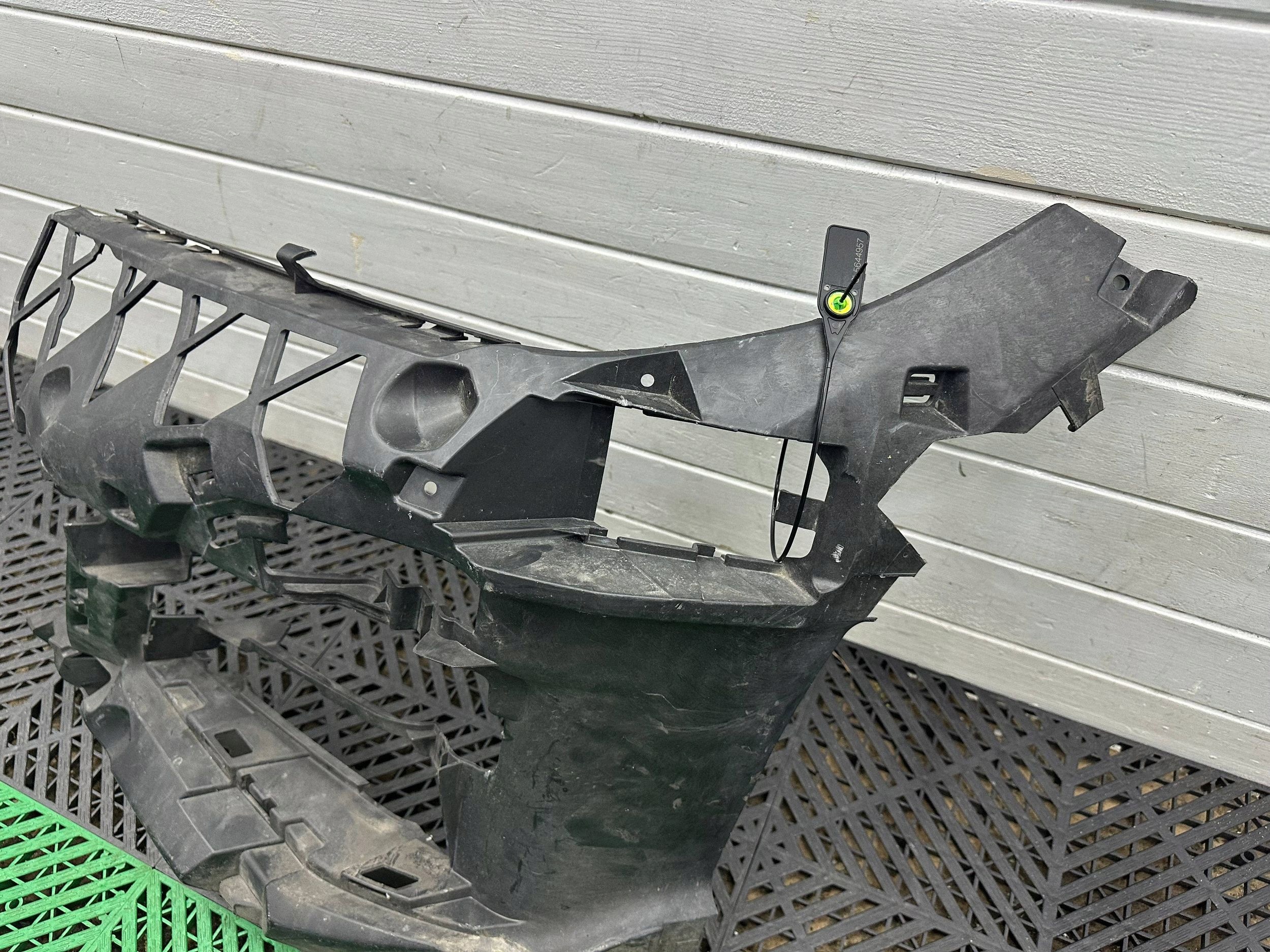 bumper bracket of the front front side left BMW 3 G20 G21 8069347