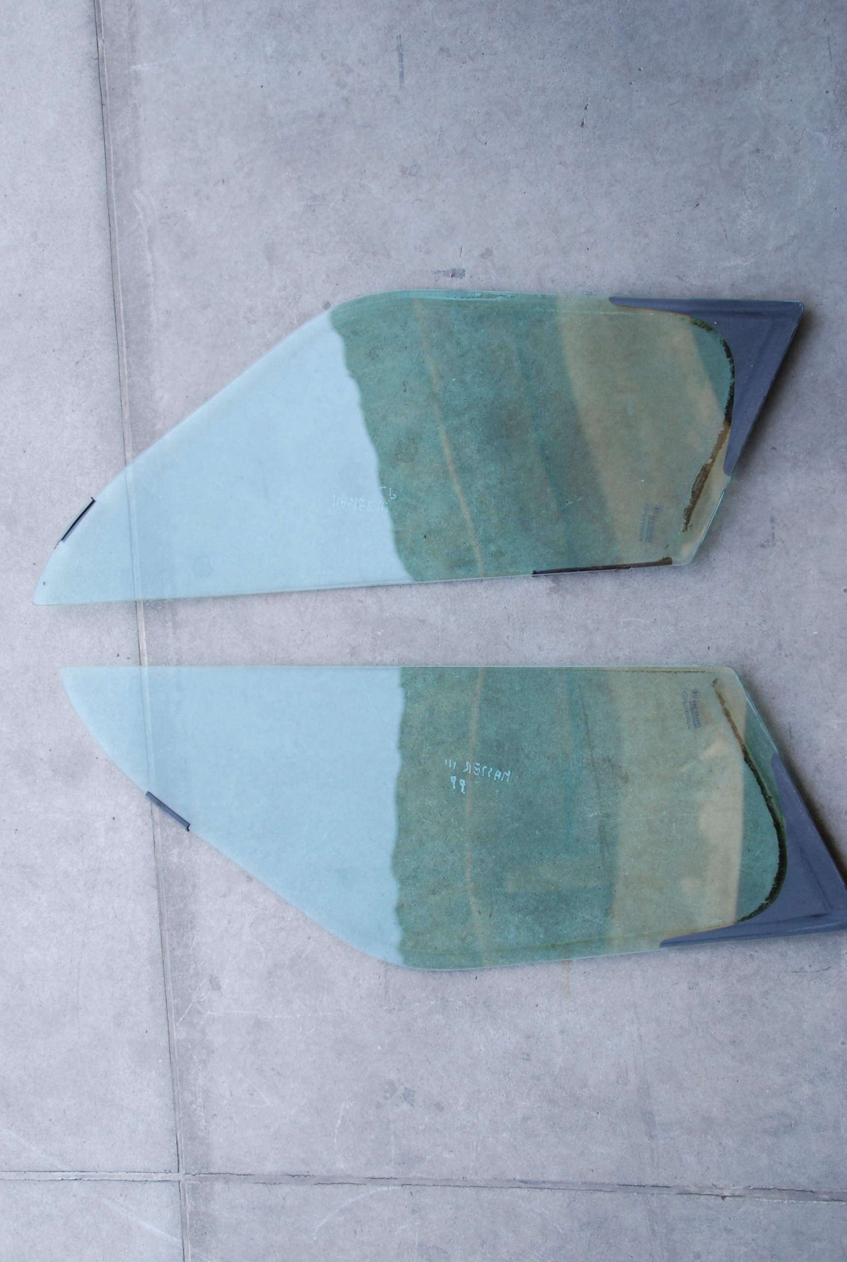 MASTER III 10- SZYBA PRZOD LEWA PRAWA TROJKAT Producent części Renault OE