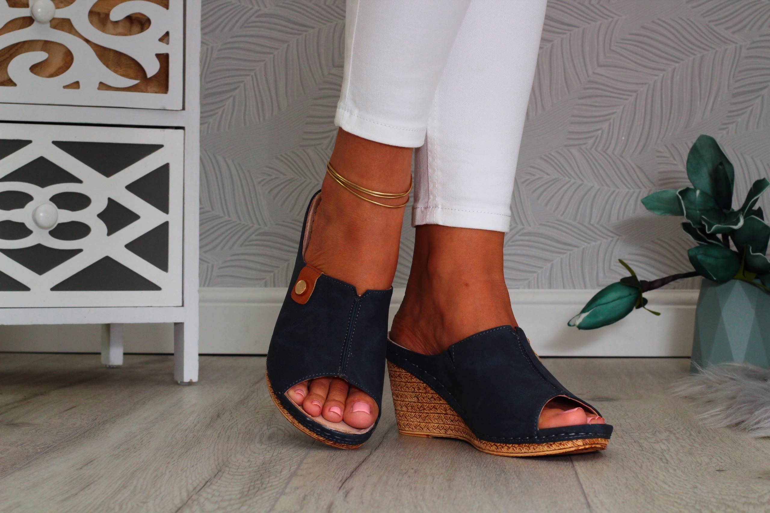 KLAPKI DAMSKIE PROFILOWANE WYSOKIE SZYTE SKÓRA Marka inna